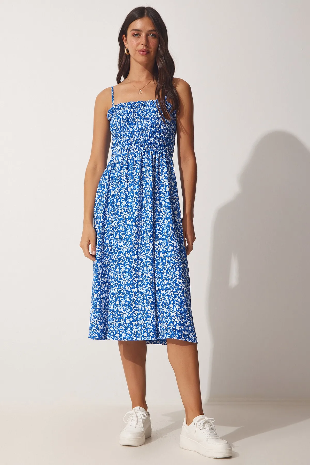 Happiness İstanbul  Blaues Damen-Sommerkleid aus Viskose mit Trägern und Blumenmuster DD01232