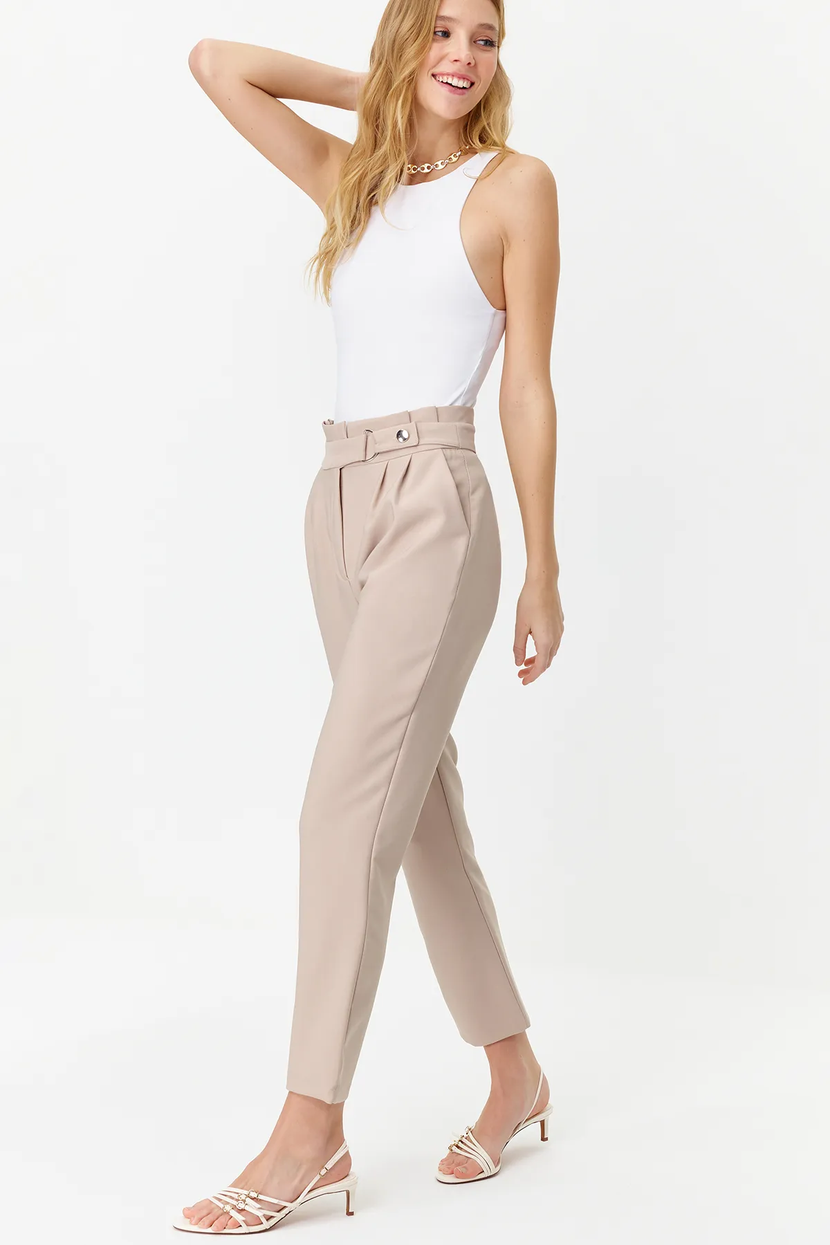 Trendyol Collection  Hellbraune karottefarbene, plissierte, gewebte Hose zum Aufstecken TWOSS20PL0131