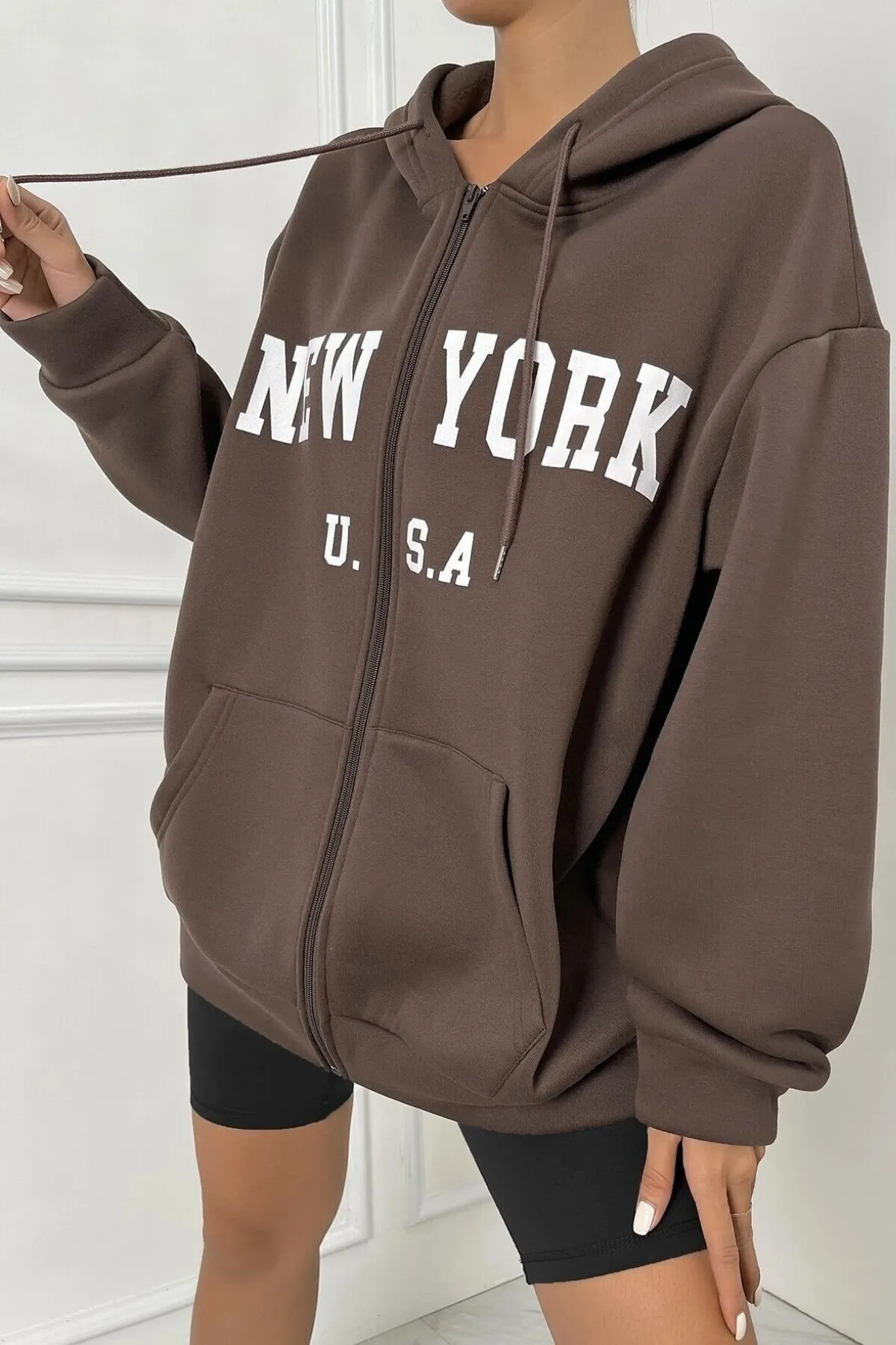MODAGEN  Brauner Unisex-Cardigan mit „New York“-Print in Übergröße