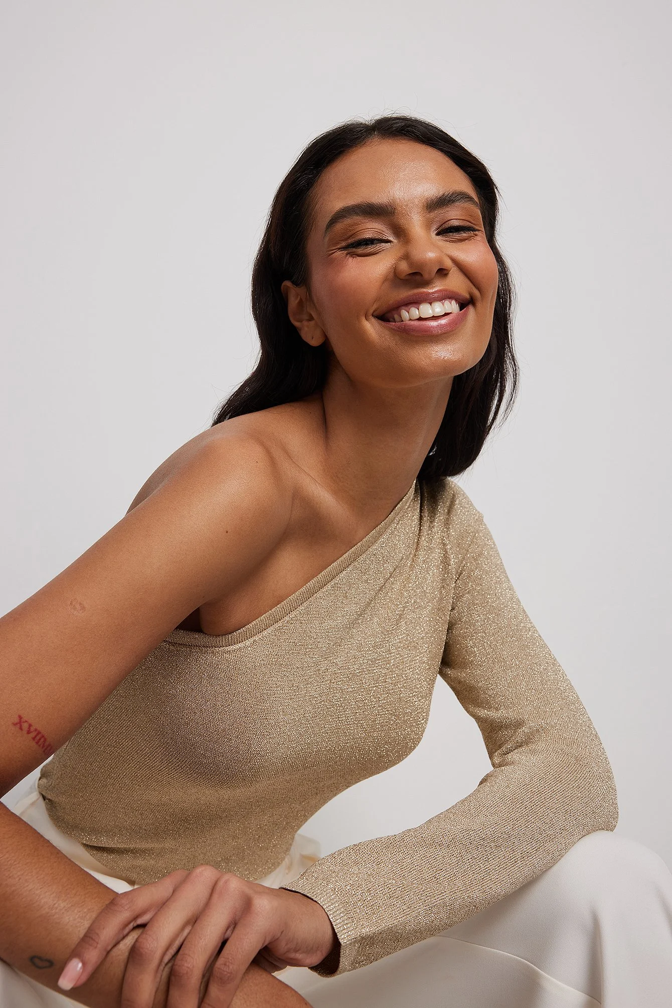 One-Shoulder-Top aus Glitzerstrick