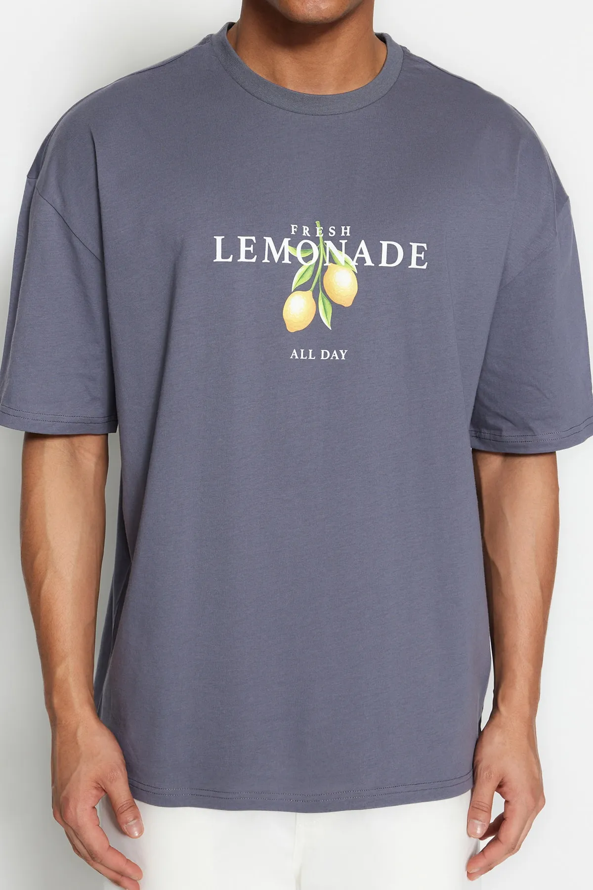 Trendyol Collection  Anthrazitfarbenes, kurzärmliges, bedrucktes Oversize-T-Shirt mit Rundhalsausschnitt TMNSS23TS00089