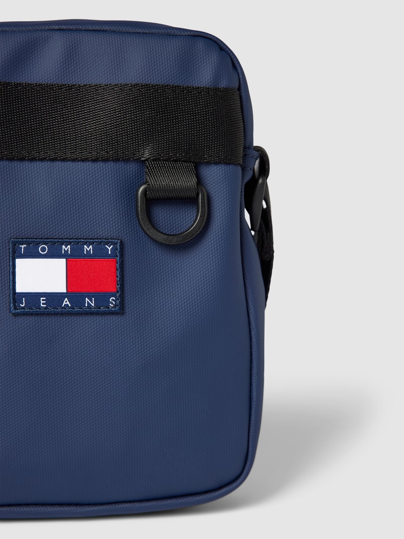 Handtasche mit Label-Patch in marineblau