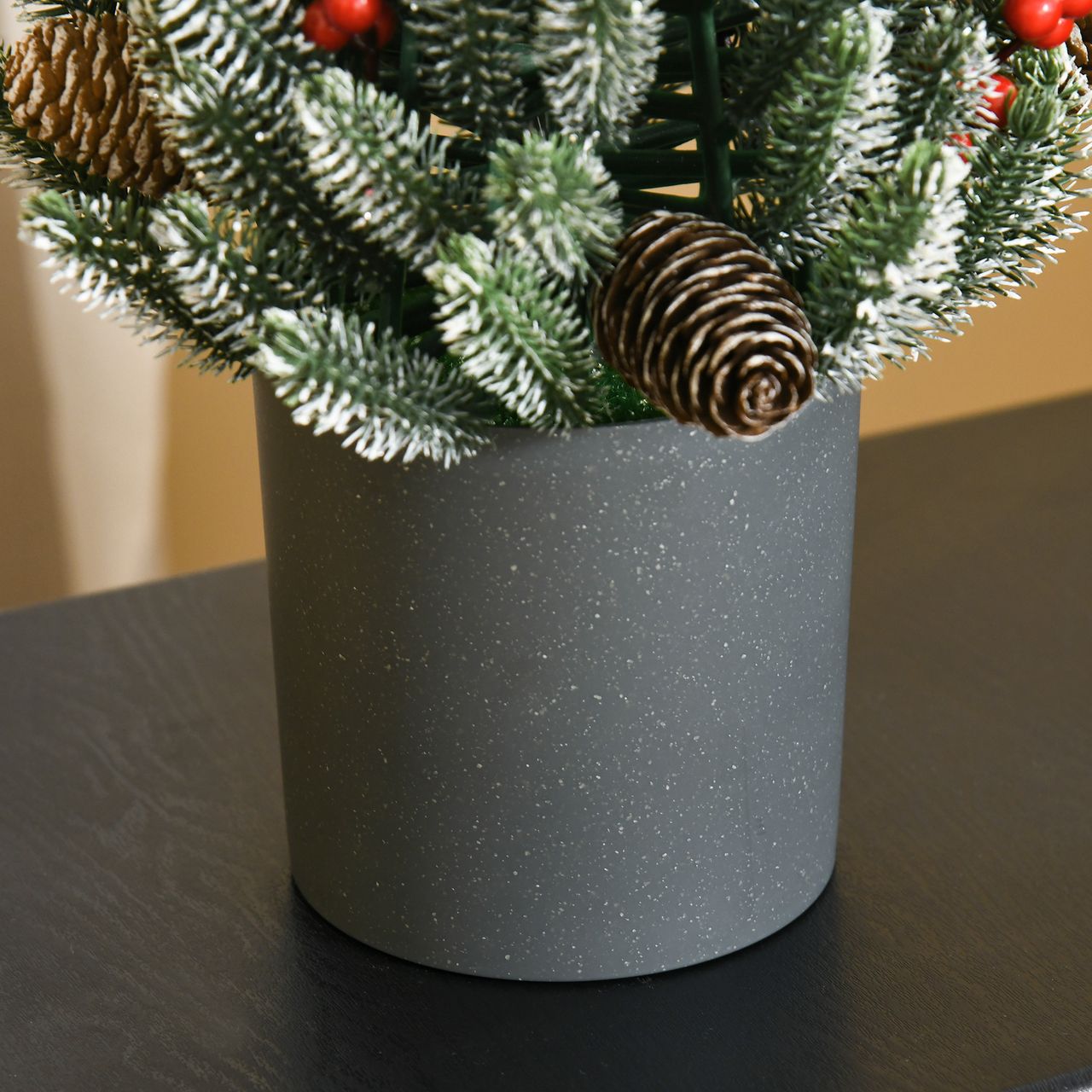 HOMCOM Künstlicher Weihnachtsbaum kleiner Tisch-Christbaum 170 Äste schneebedecktes Design einfacher Aufbau Christbaum mit Kunststoffsockel Beeren Tannenzapfen PE PVC Grün Ø27 x 47 cm
