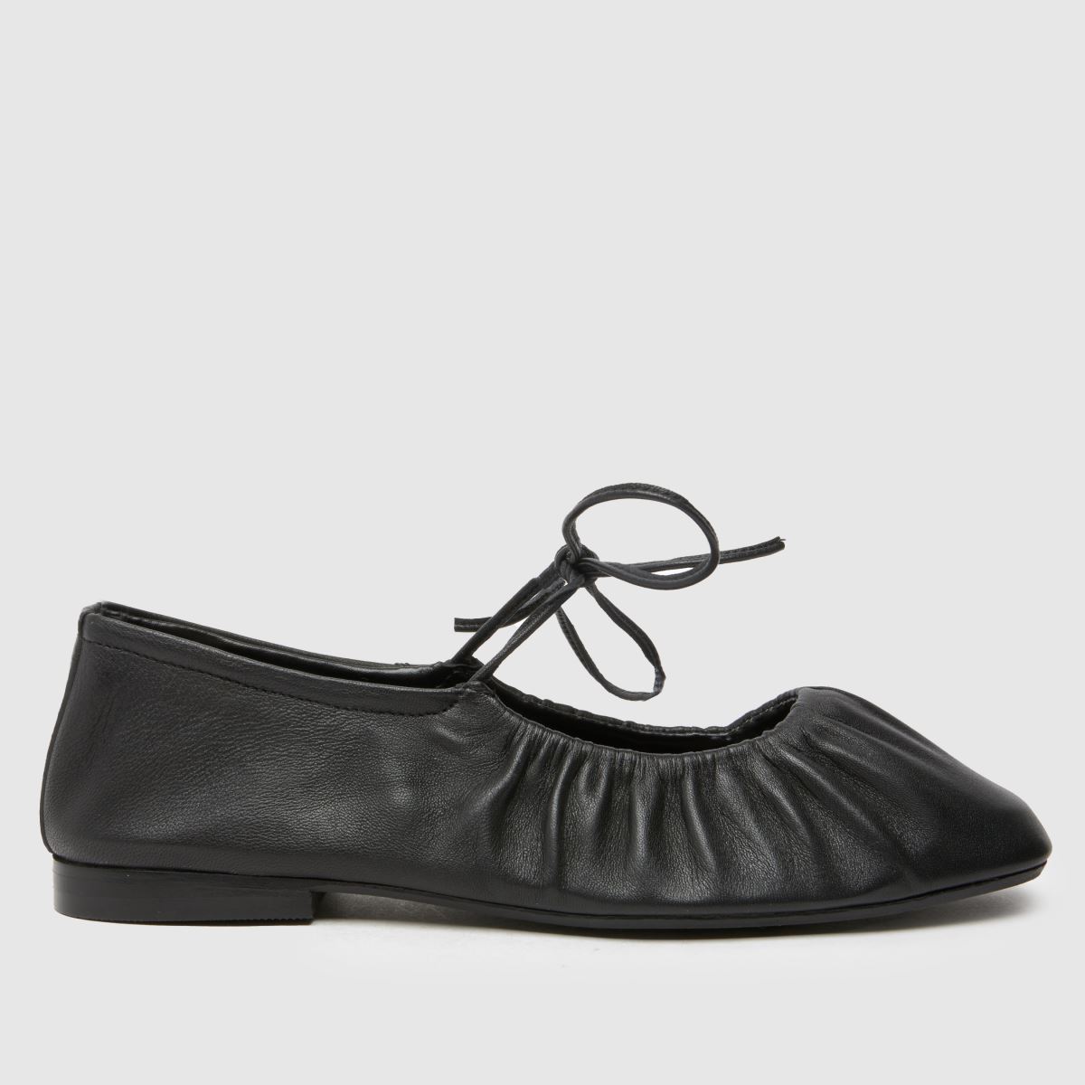 Schuh Lindy – Svarta ballerinaskor i läder med rynka detaljer