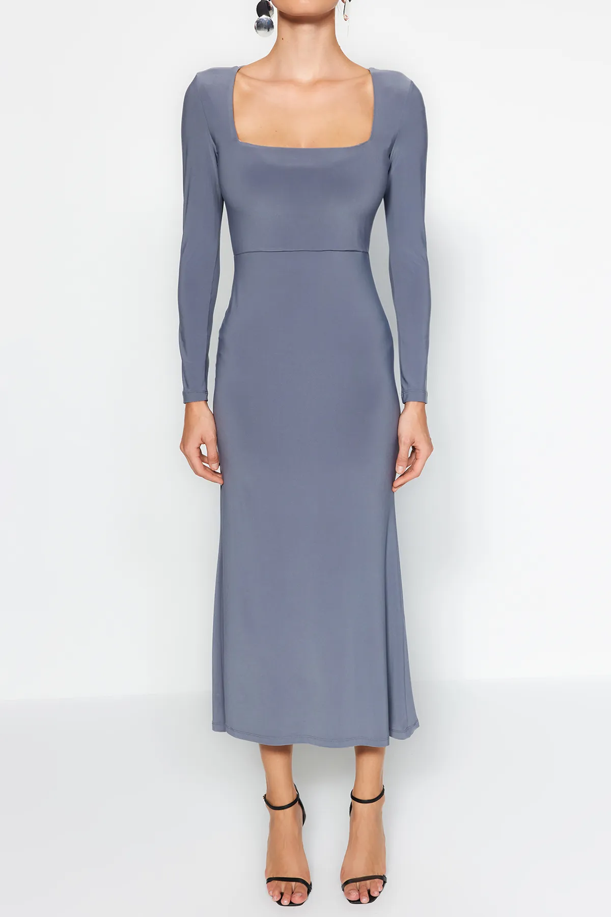 Trendyol Collection  Dunkelgraues, figurbetontes Maxi-Strickkleid mit Volants und quadratischem Ausschnitt TWOAW24EL00613