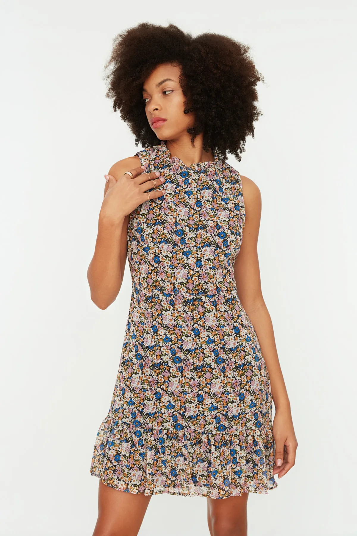 Trendyol Collection  Gemustertes, gewebtes Kleid mit Rüschen in Ecru TWOSS20EL0681