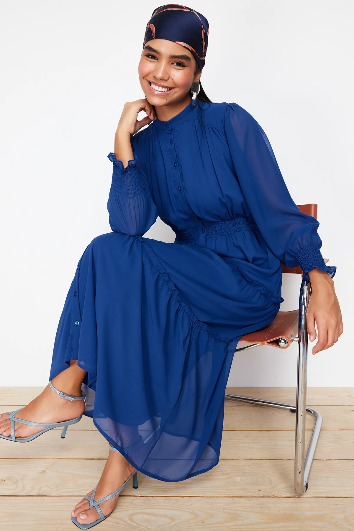 Trendyol Modest  Gefüttertes, gewebtes Chiffon-Hemdkleid mit Indigo-Ärmeln und Gipe-Detail an der Taille TCTSS24EB00046
