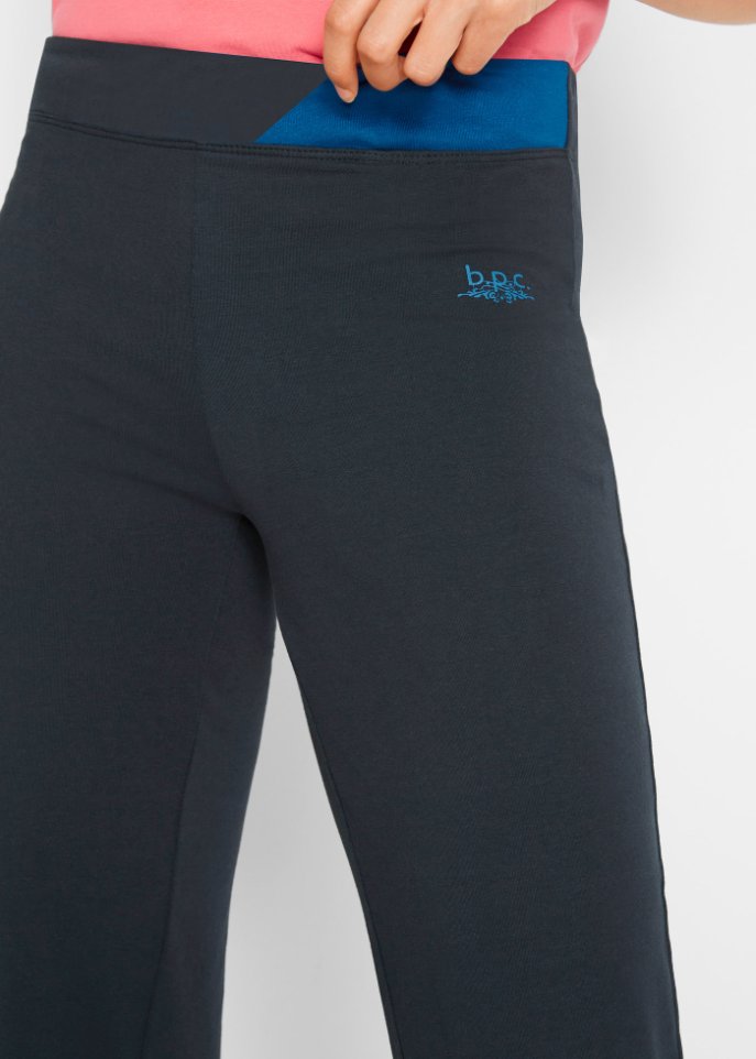 Sporthose aus Baumwolle, ausgestellt