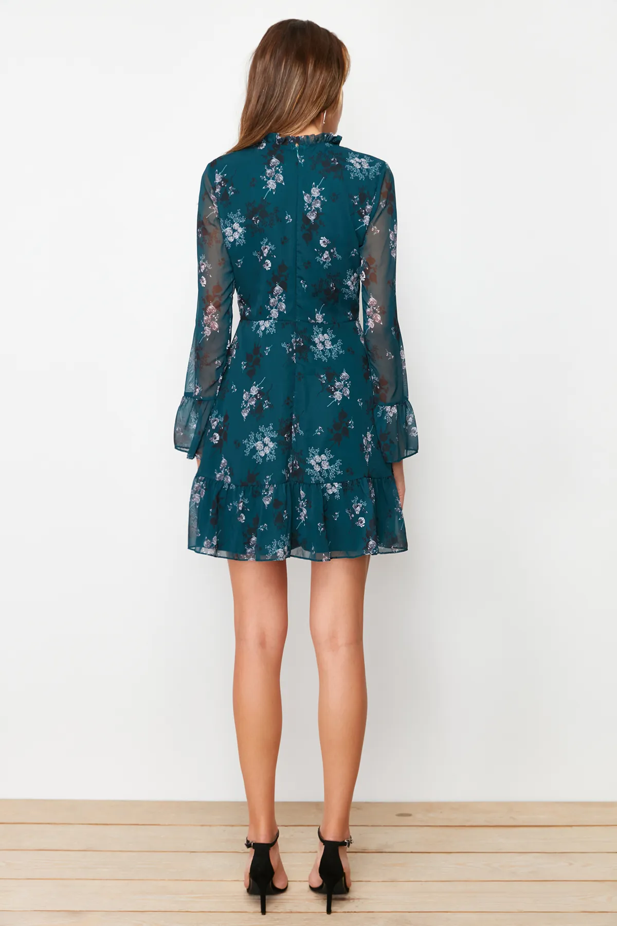 Trendyol Collection  Grünes, geblümtes Mini-Webkleid in A-Linie mit Stehkragen TCLAW19LJ0076