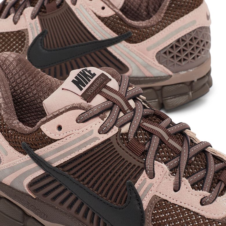NIKE Wmns Zoom Vomero 5 