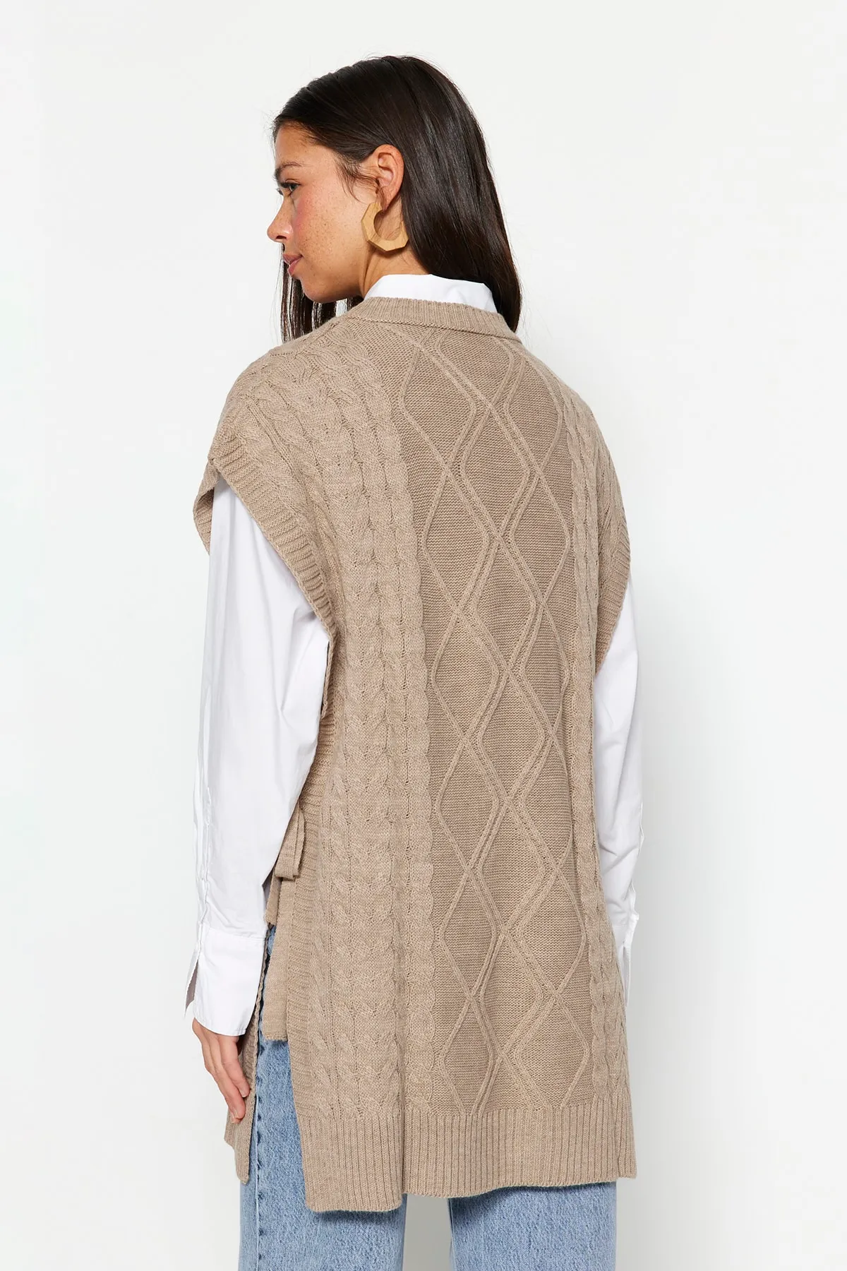 Trendyol Modest  Steinfarbener geflochtener Strickpullover mit Bindeband an der Taille TCTAW22UV0018