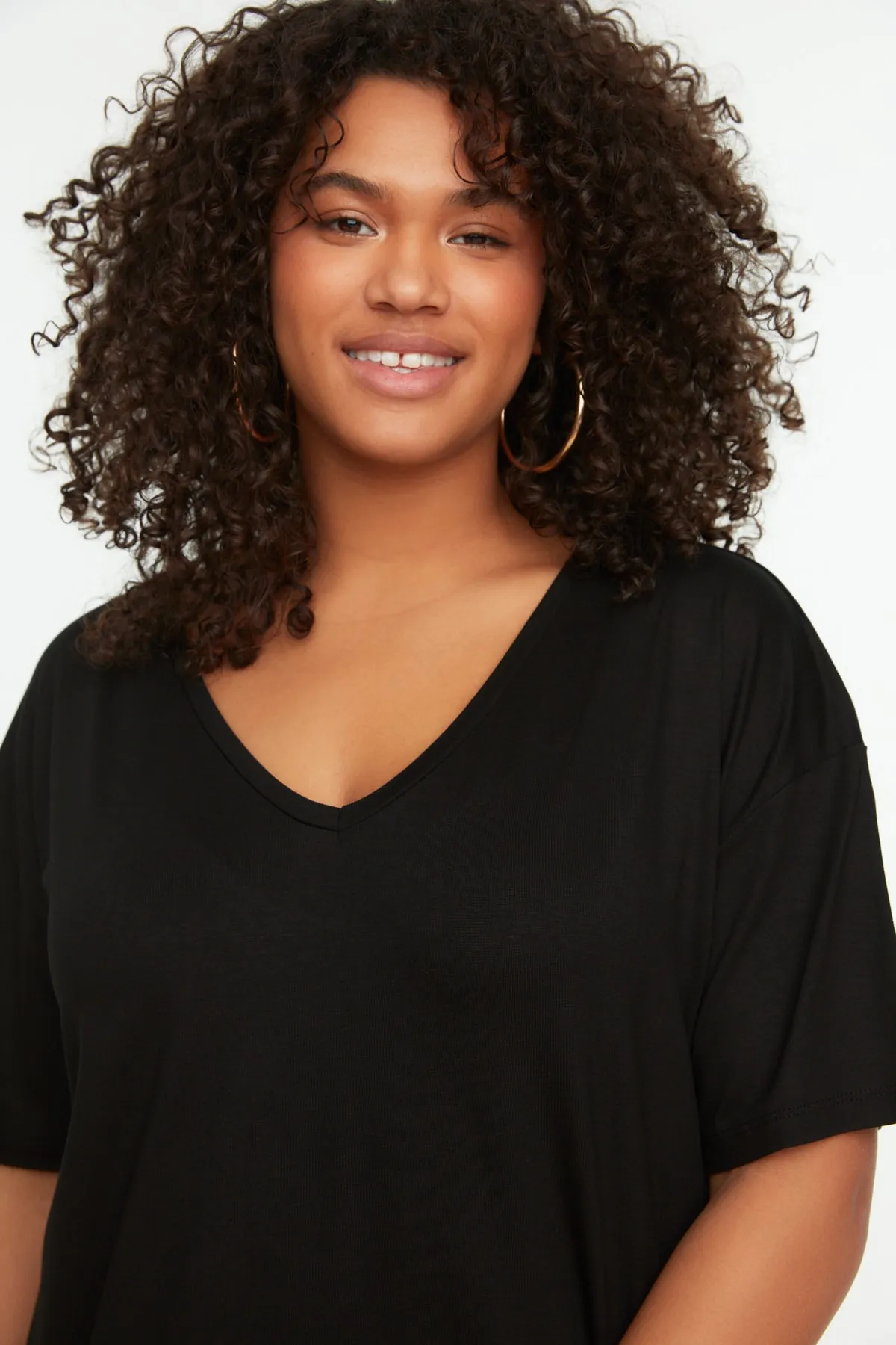 Trendyol Curve  Gestricktes T-Shirt mit schwarzem Kragen und detailliertem Kragen TBSSS22TS0877