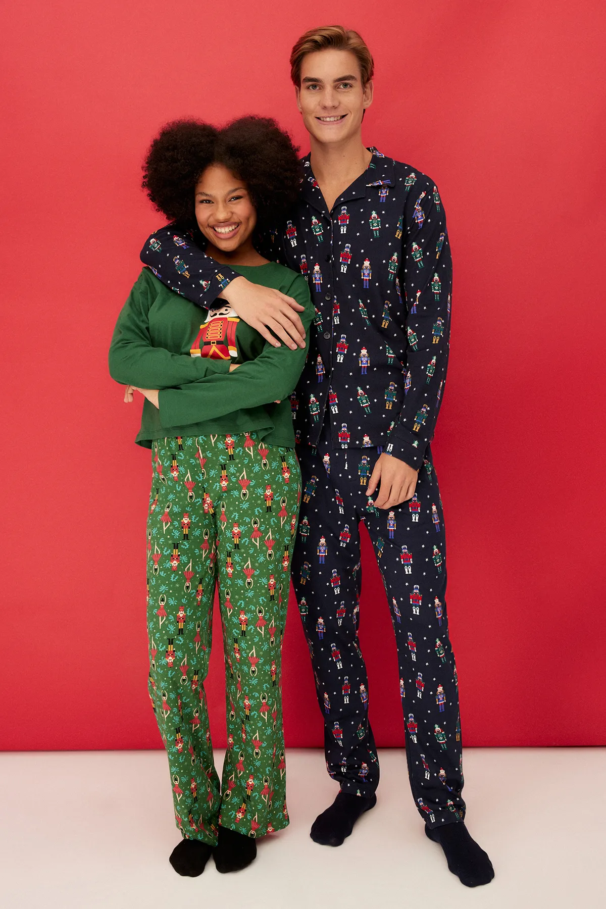 Trendyol Collection  Grünes Strick-Pyjama-Set aus 100 % Baumwolle mit Weihnachtsmotiv THMAW23PT00318