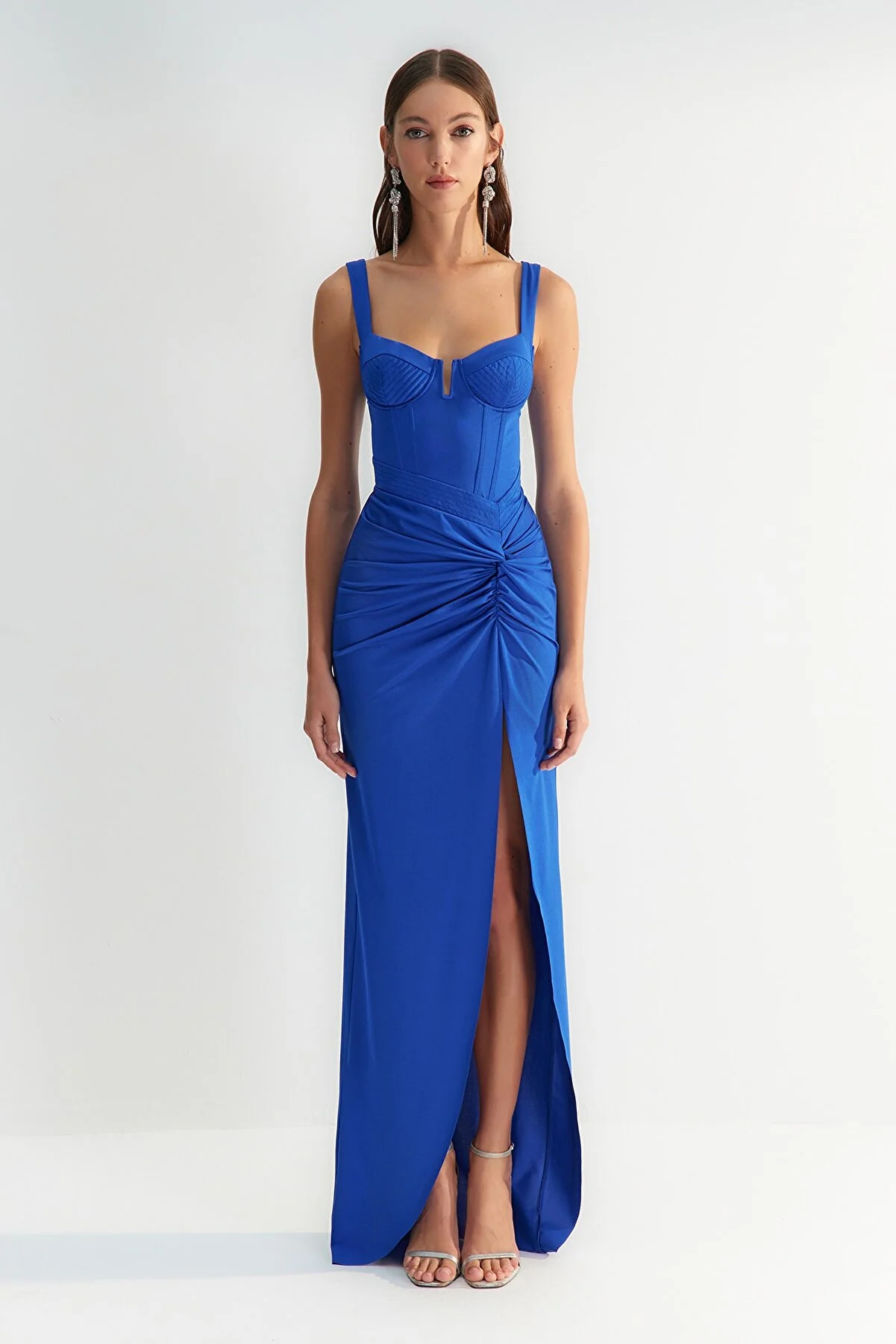 Trendyol Collection  X Zeynep Tosun Marineblaues, tailliertes Abend- und Abschlusskleid mit Ziernähten TCLSS23AE00010