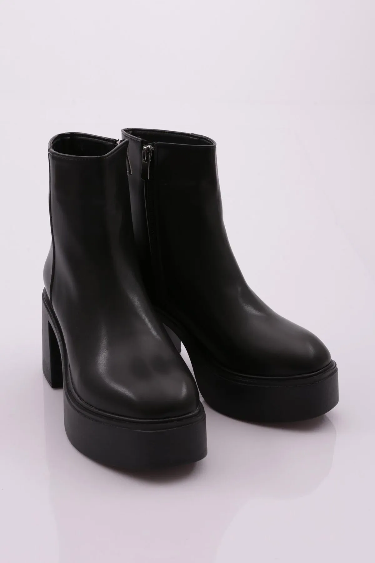 DGN  Schwarze Damenstiefel mit Absatz K632-22k
