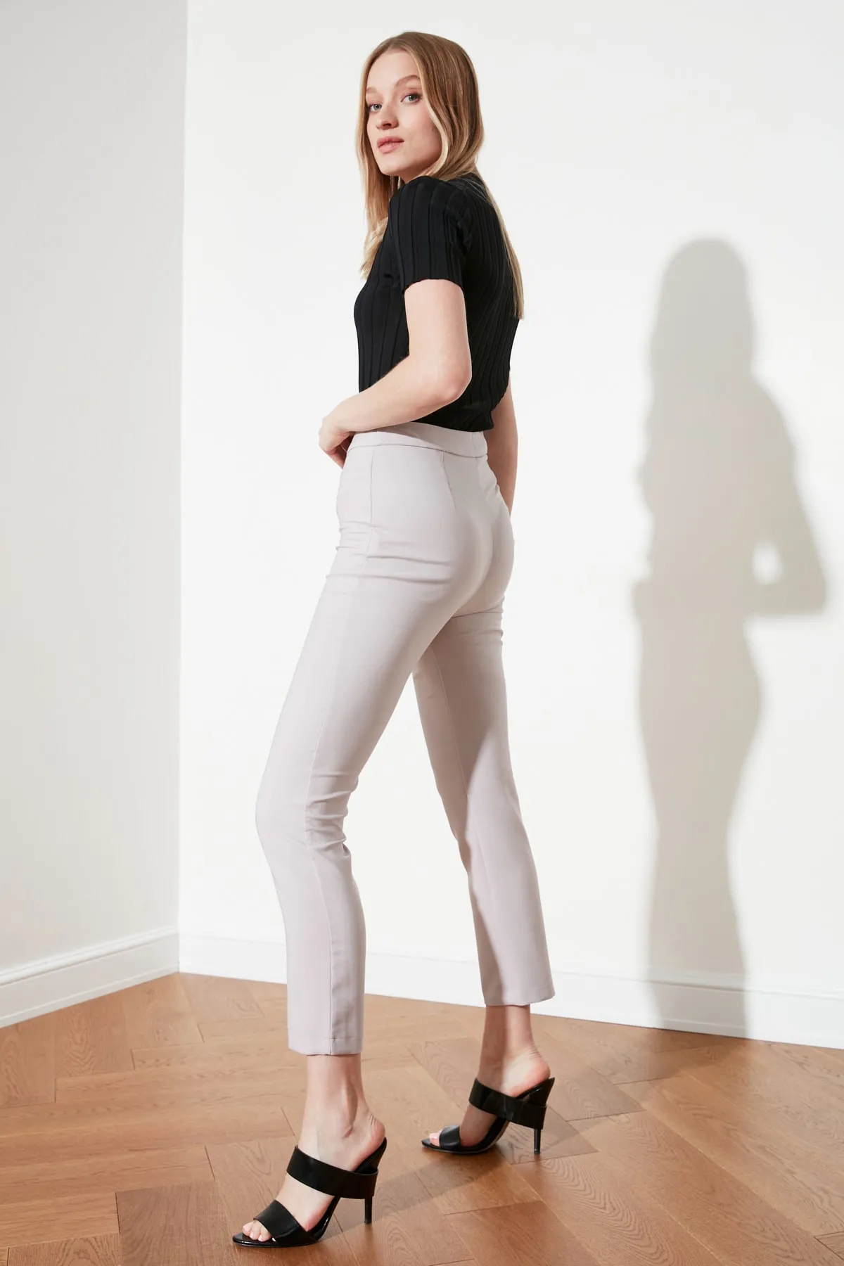 Trendyol Collection  Graue gewebte Zigarettenhose TWOSS20PL0075