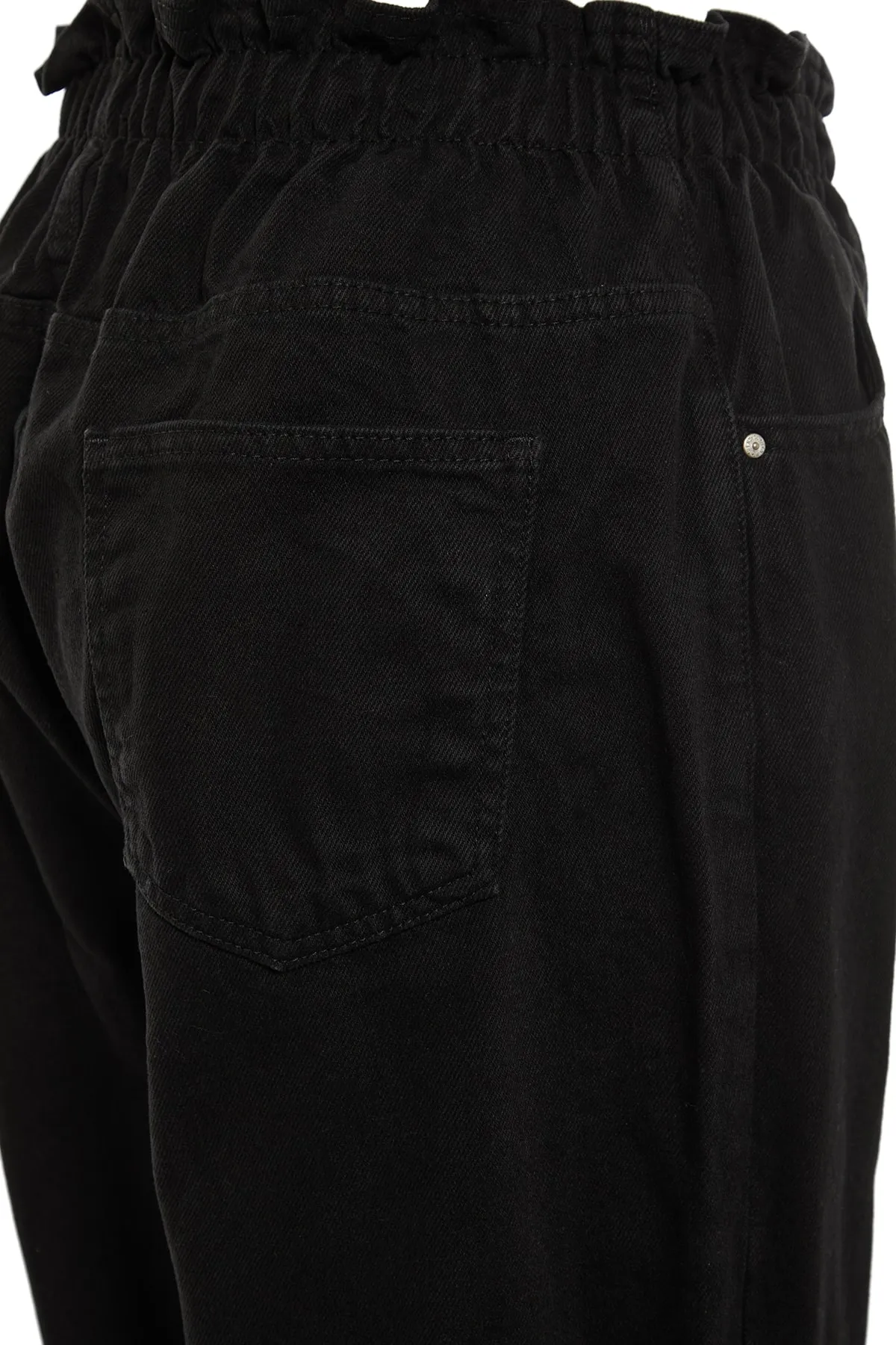 Trendyol Curve  Schwarze Mom-Jeans mit hoher Taille und elastischem Bund TBBAW23JE00002