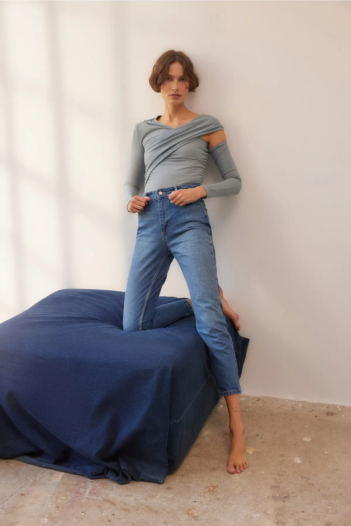 Trendyol Collection  Blaue, nachhaltigere High Bel Mom Jeans TWOAW23JE00369
