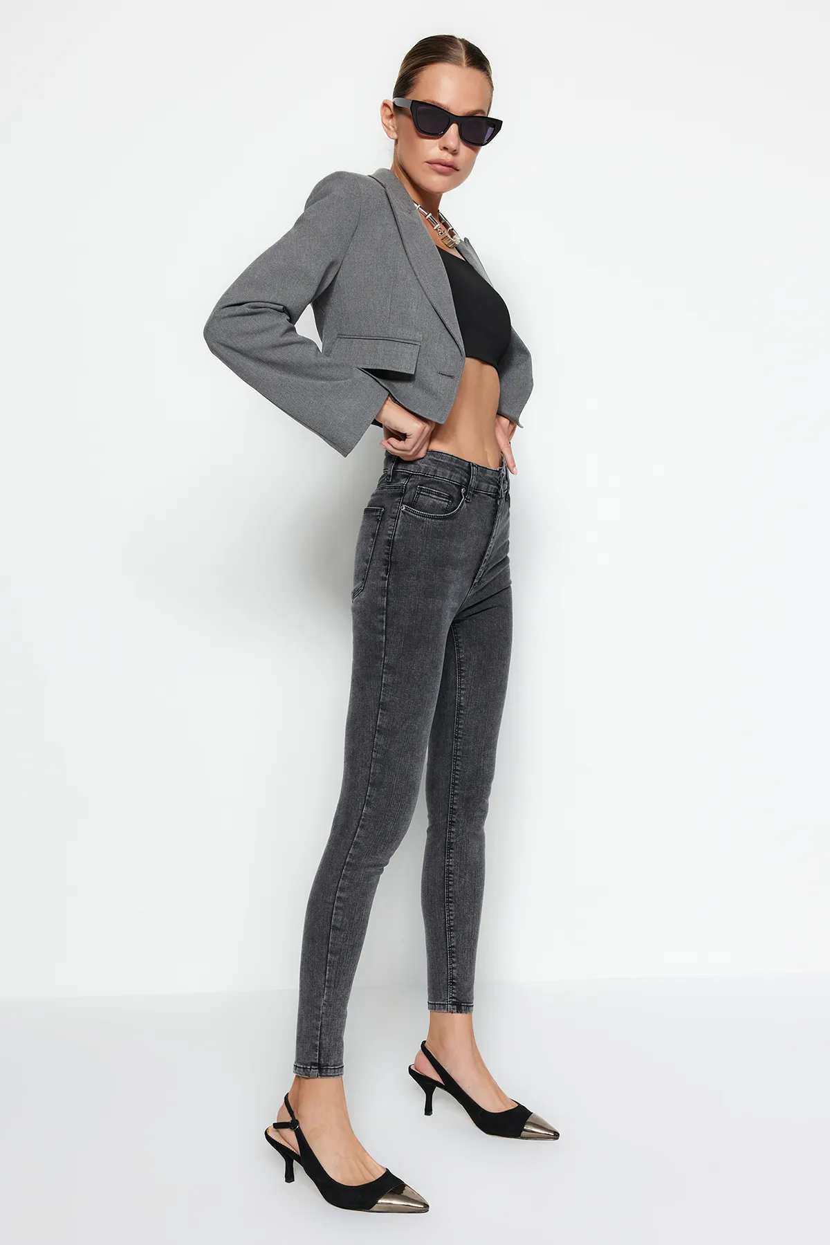 Trendyol Collection  Anthrazitfarbene Skinny Jeans mit hoher Taille TWOAW24JE00066