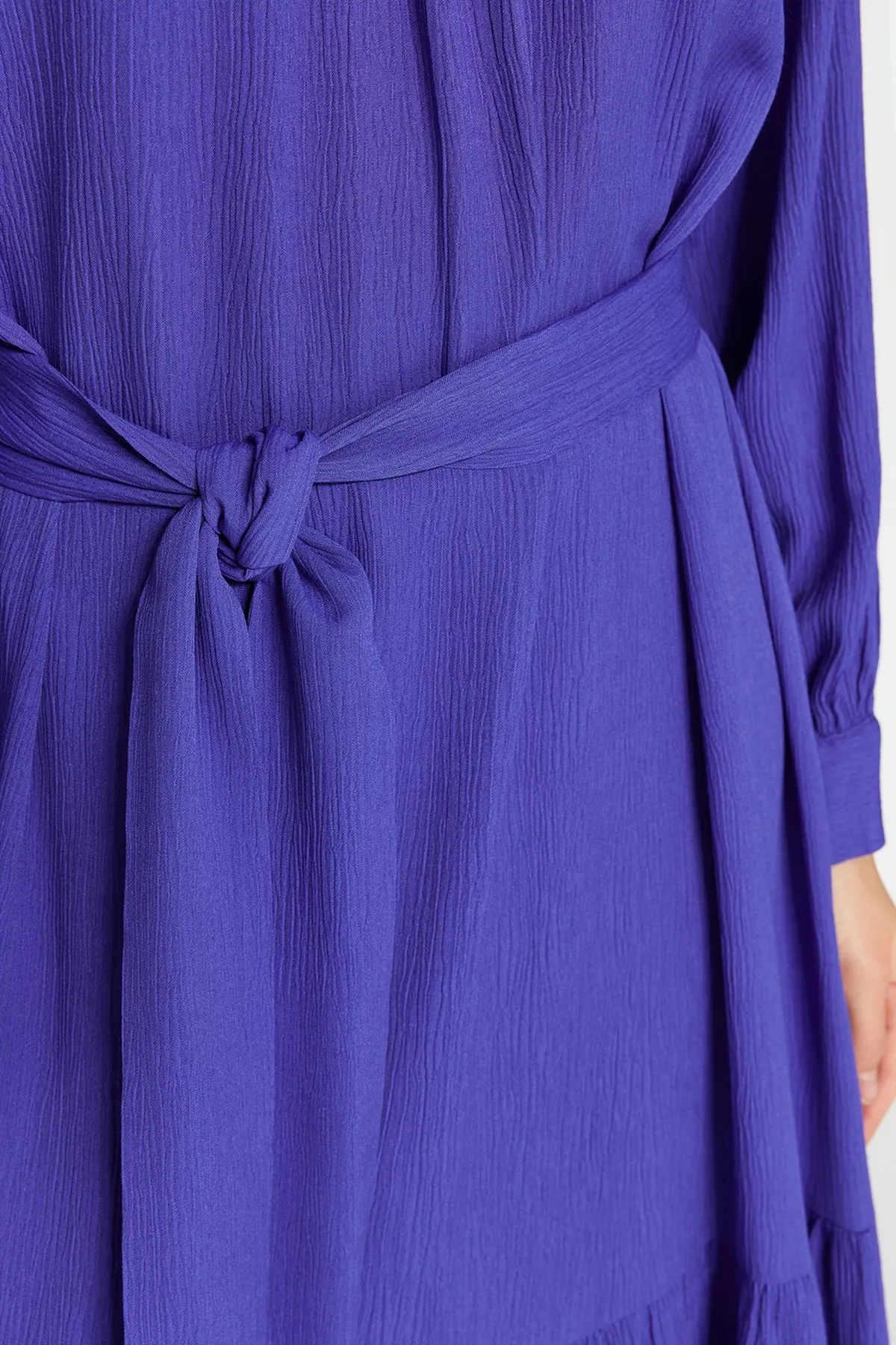 Trendyol Modest  Dunkelblaues gewebtes Kleid mit Ballonärmeln und Gürtel TCTSS23EB00289