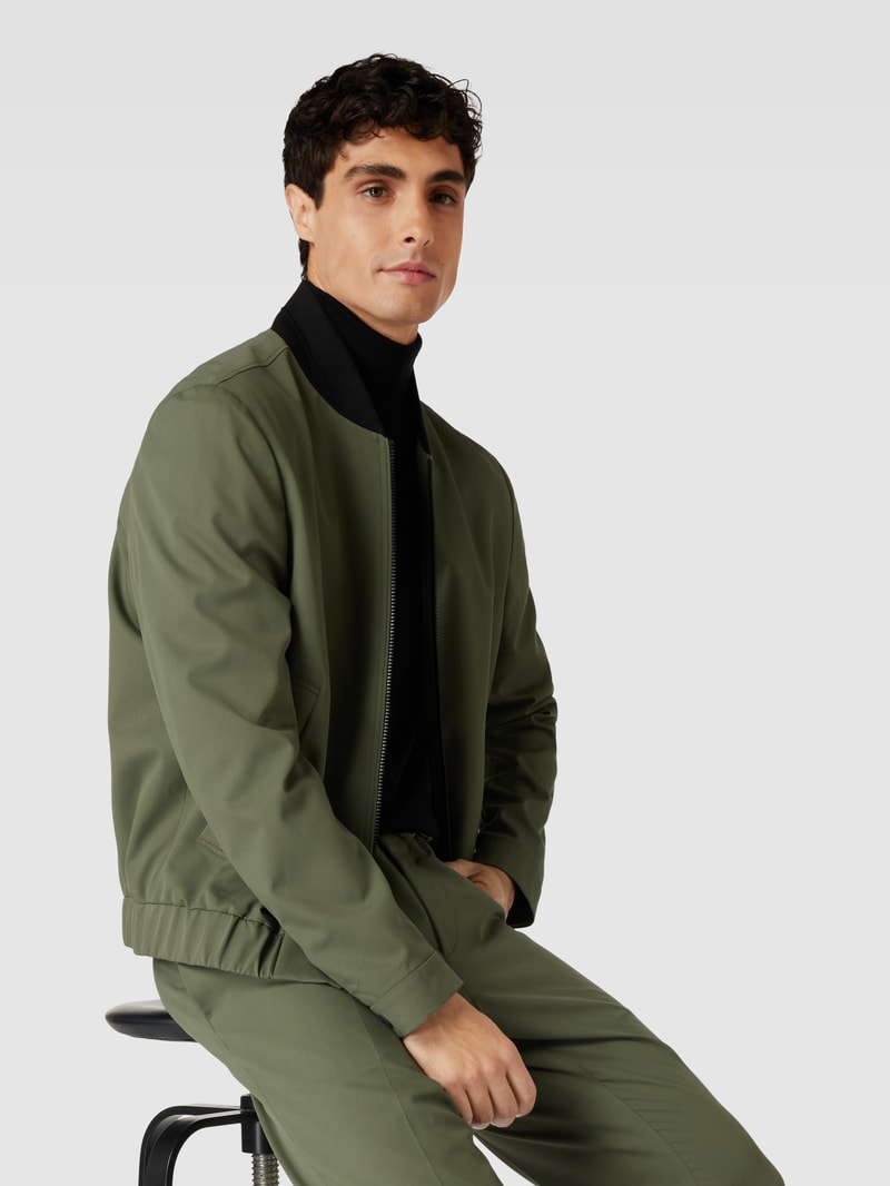 Hemdjacke mit Eingrifftaschen in olivgrün