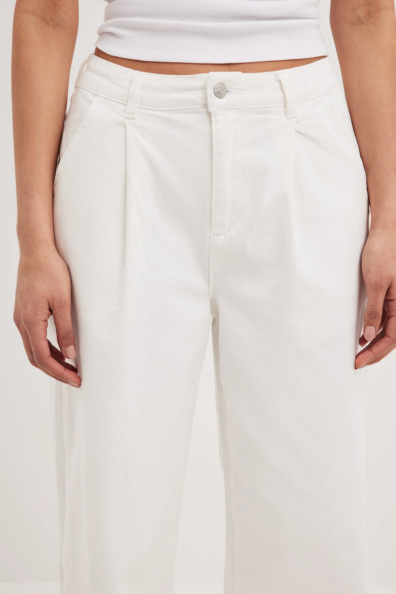 Weite Jeans mit mittelhoher Taille und Bundfalten