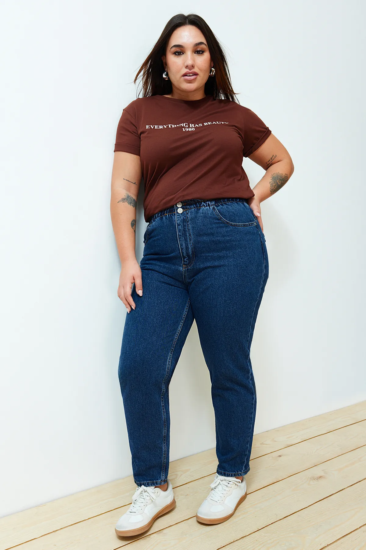 Trendyol Curve  Blaue Mom-Jeans mit hoher Taille und elastischem Bund TBBAW23JE00002