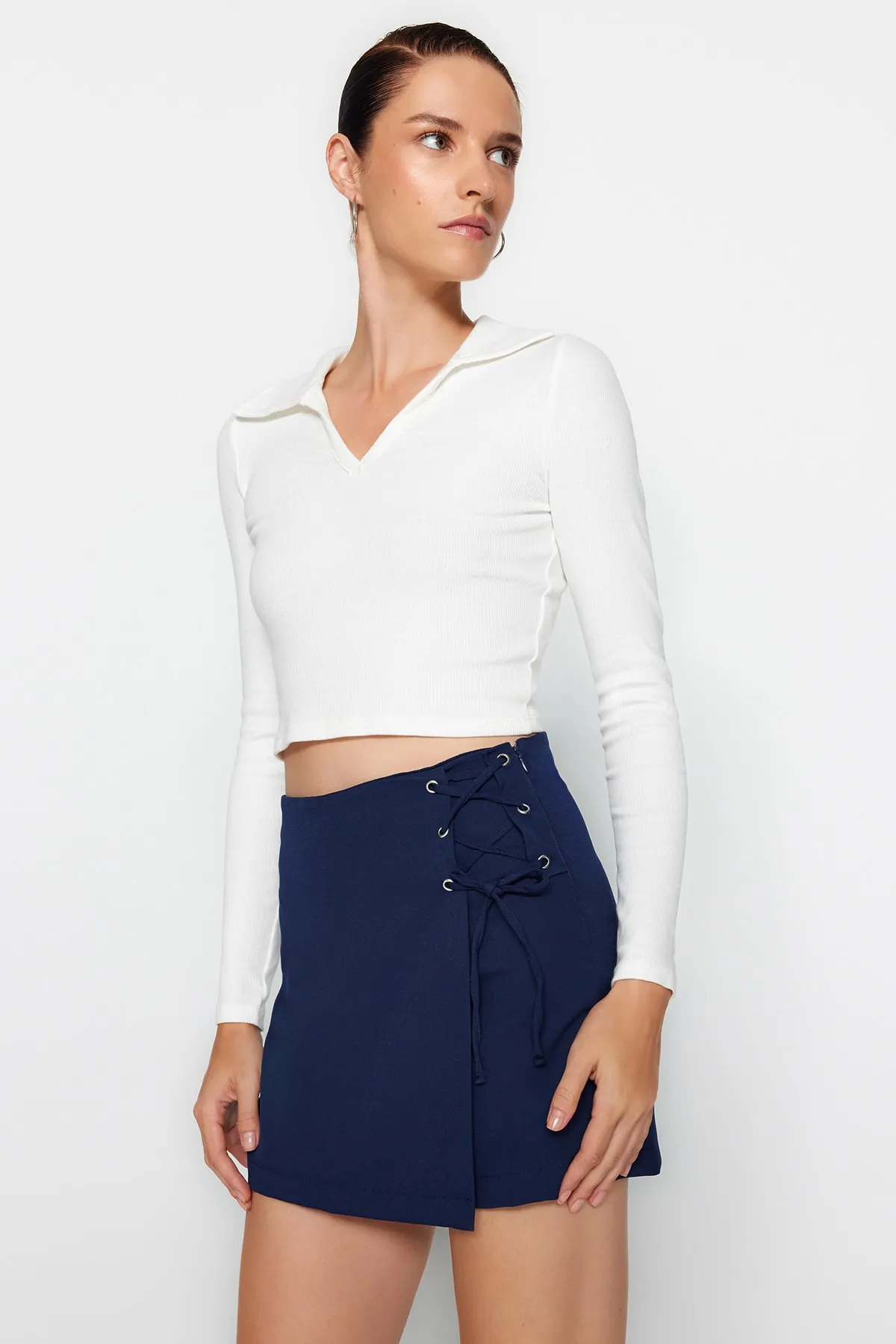 Trendyol Collection  Marineblauer gewebter Shortsrock mit Einfassung und Ösendetails TWOAW21SR0038