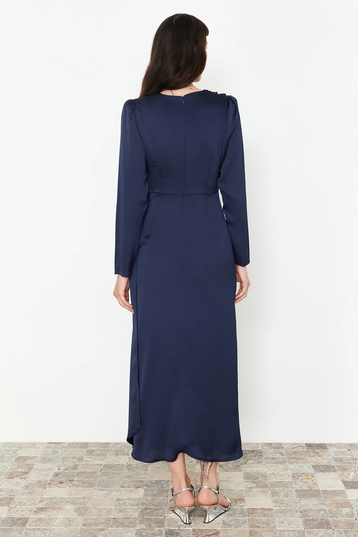 Trendyol Modest  Marineblaues Abendkleid aus Satin mit Schalkragen TCTAW24DB00004