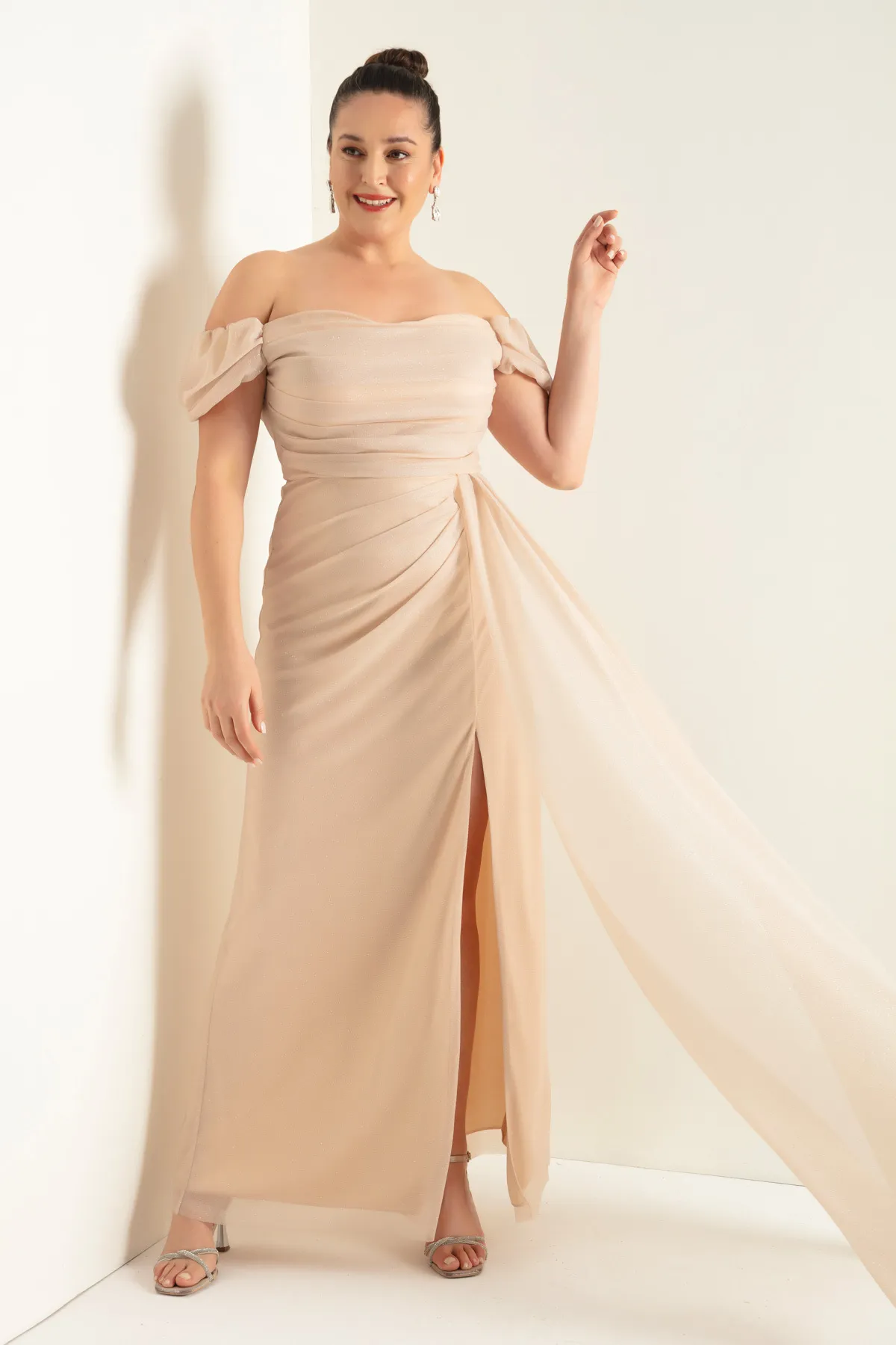 Lafaba  Damen-Abendkleid in Beige mit U-Boot-Ausschnitt, drapiertem Schlitz, langes Glitzer-Abendkleid
