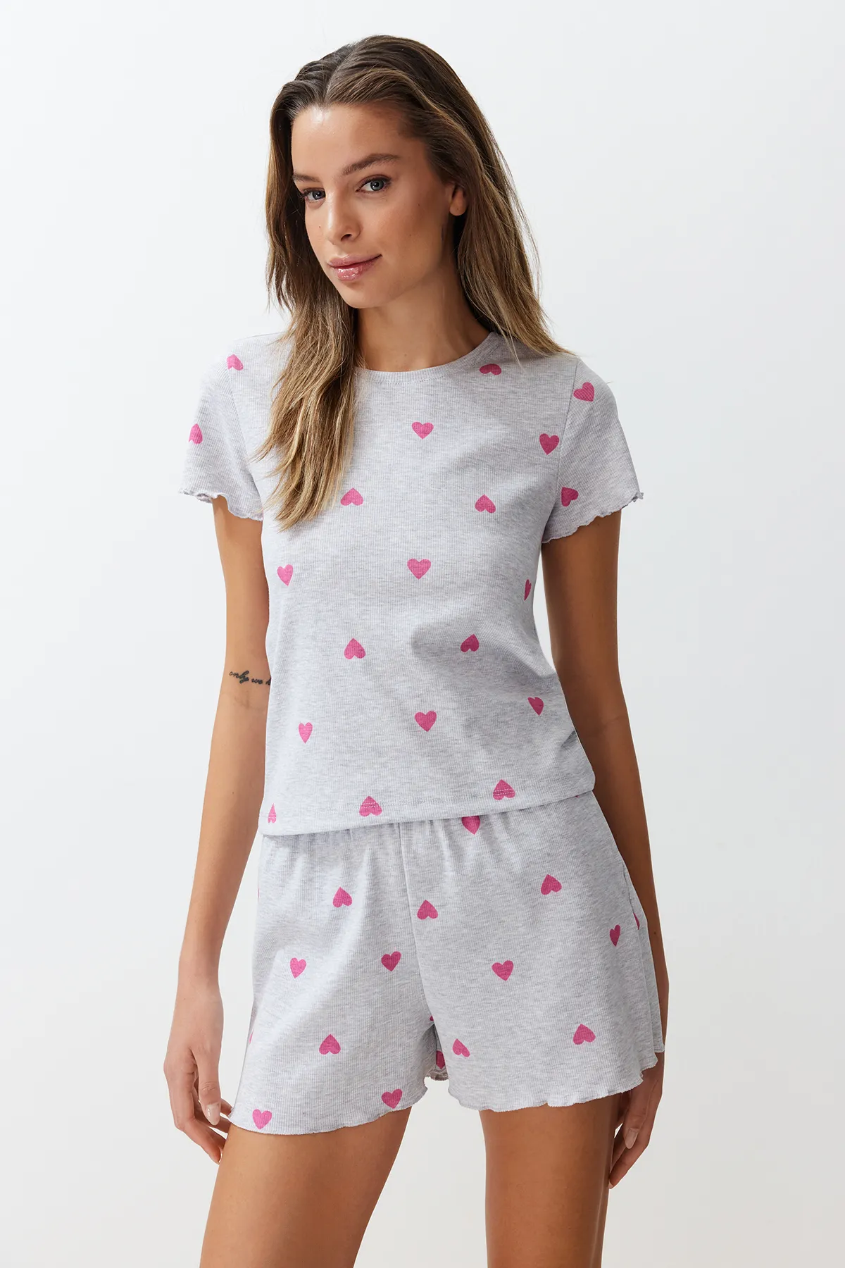 Trendyol Collection  Grau meliertes Pyjama-Set aus geripptem Strick-Pyjama mit bedrucktem Gummi und Herz-Slogan THMSS24PT00220