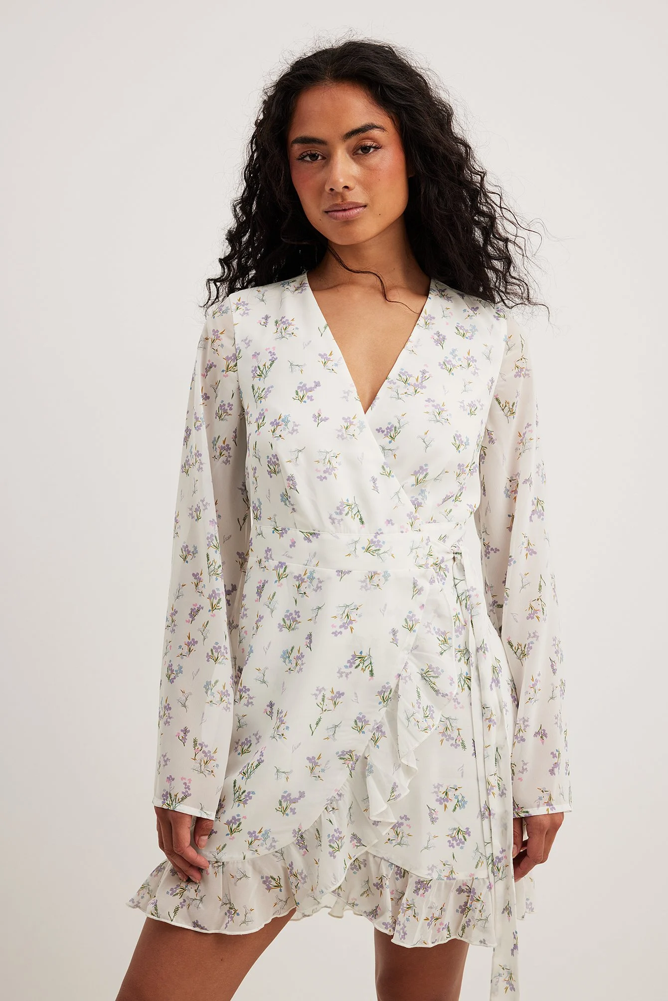 Überlappendes Minikleid mit gebundener Taille