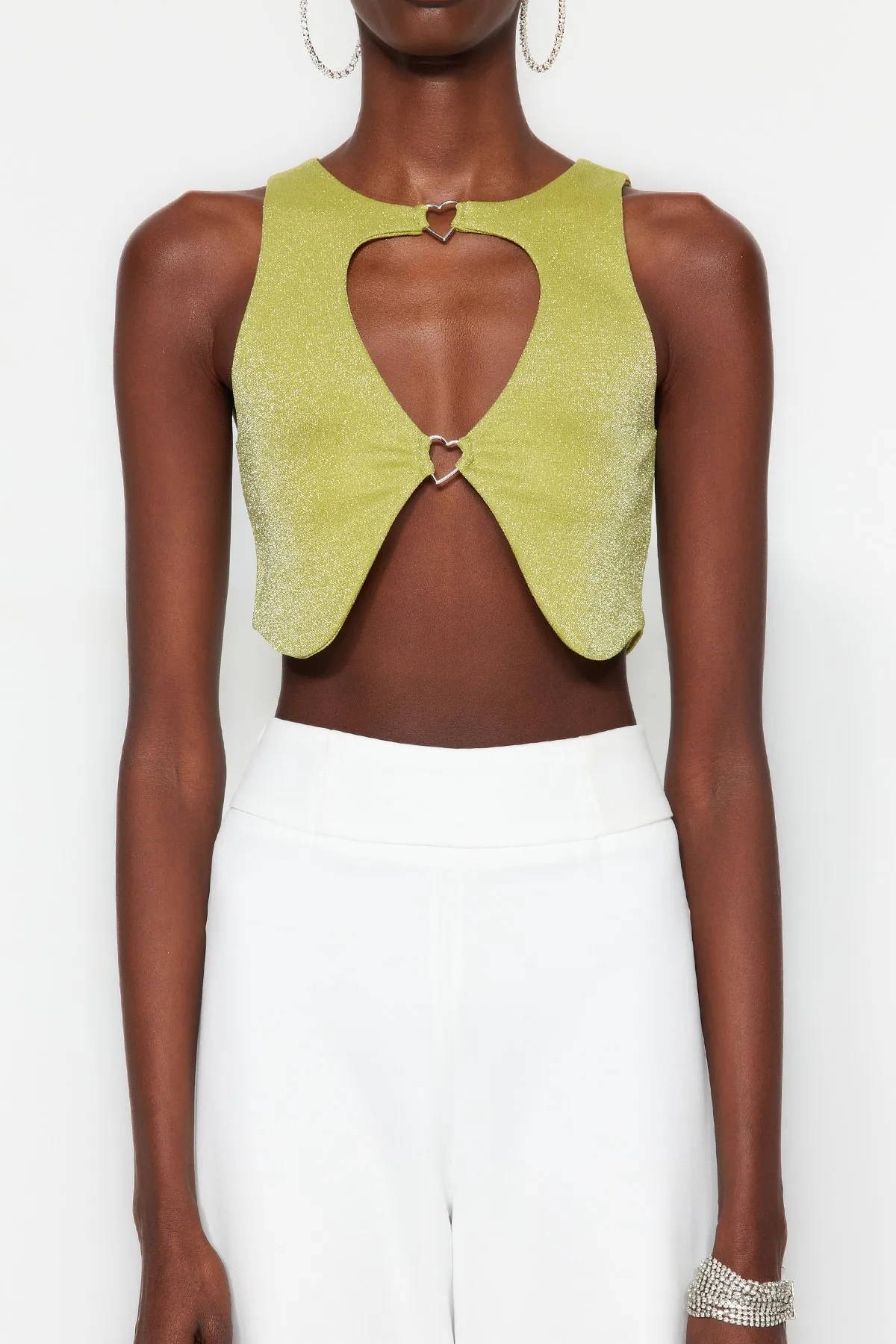 Trendyol Collection  Hellgrünes Crop-Strick-Bustier mit Fenster/Ausschnitt und detailliertem Accessoire TPRSS23BS00044