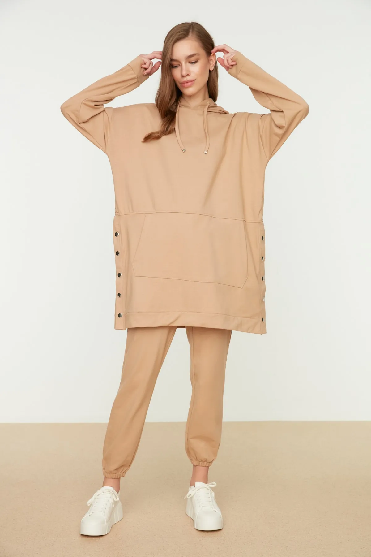 Trendyol Modest  Nerzfarbenes Jogger-Trainingsanzug-Set mit Kapuze und Kängurutasche und Druckknöpfen und detailliertem Detail TCTSS21EM0072