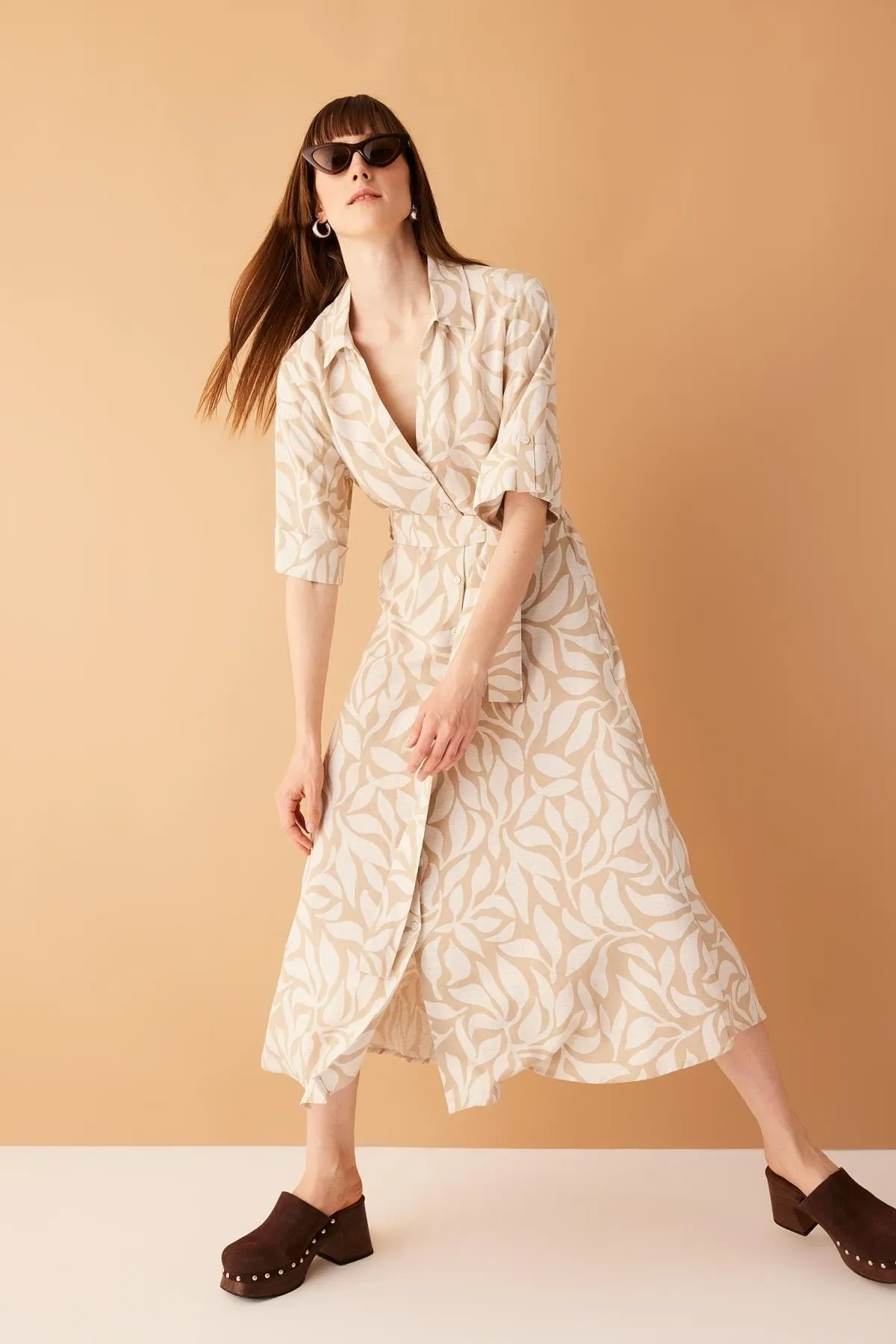 DeFacto  Hemd Revers Print kurzärmliges Midikleid aus Leinenmischung A3413ax23sm