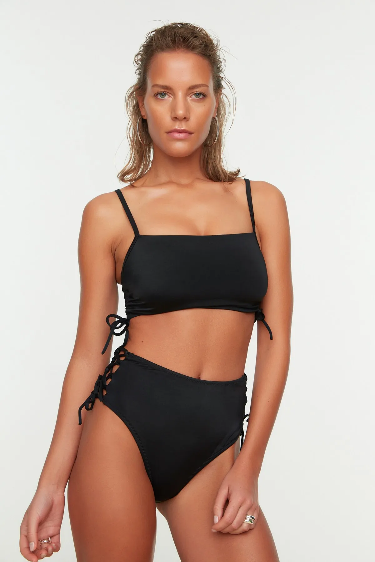 Trendyol Collection  Schwarze Hipster-Bikinihose mit Paspelierung und hoher Taille TBESS22BA0044
