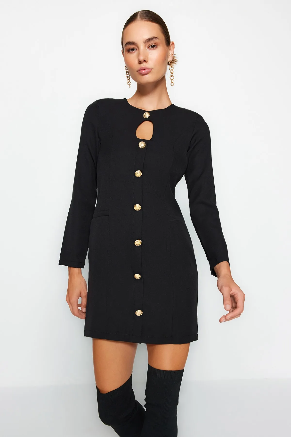 Trendyol Collection  Schwarzes, gerade geschnittenes, gewebtes Kleid mit Mini-Knopfdetail und Rundhalsausschnitt TWOAW24EL00410
