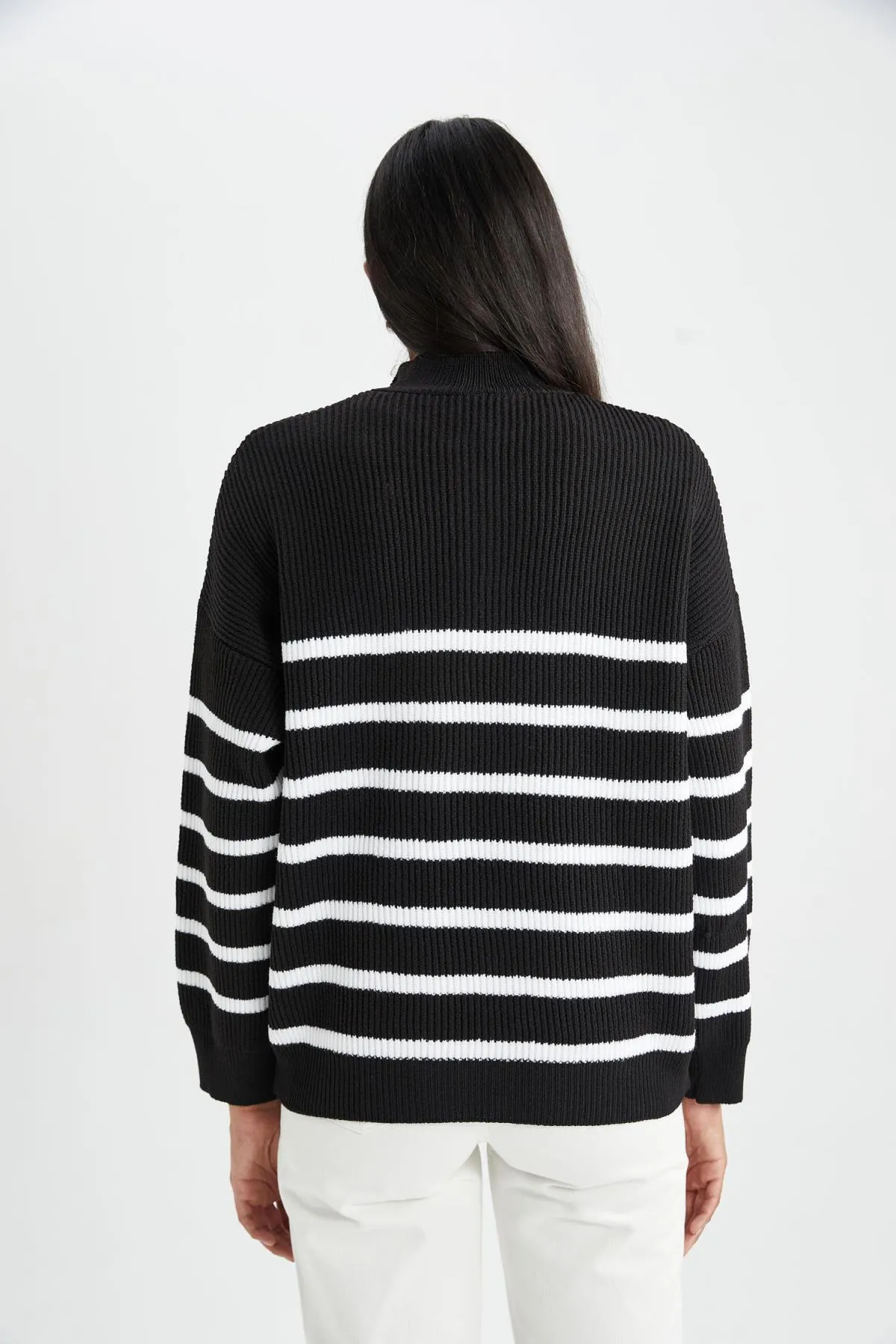 DeFacto  Regular Fit Gestreifter Pullover aus Thessaloniki-Stoff mit Reißverschluss und Stehkragen A3864ax23wn