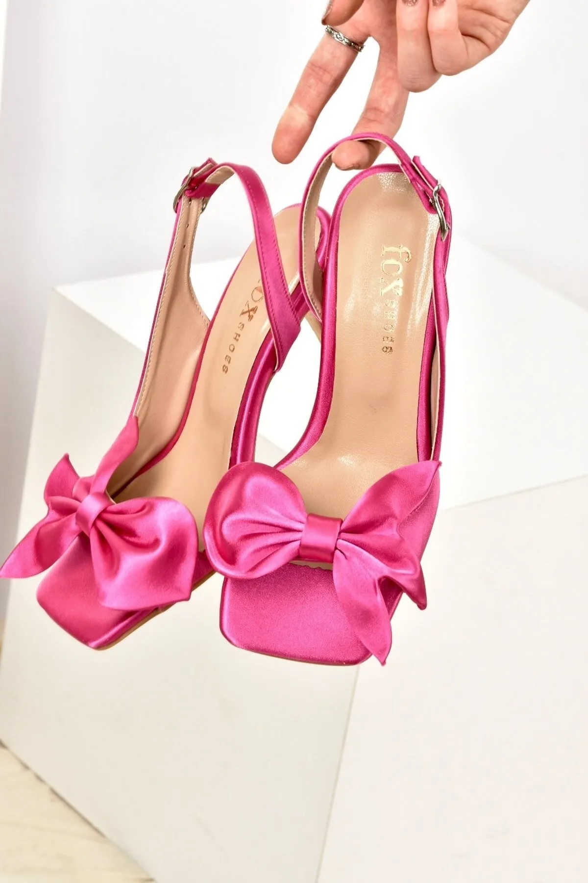 Fox Shoes  Fuchsiafarbene Damenschuhe mit Satinband und detailliertem Absatz