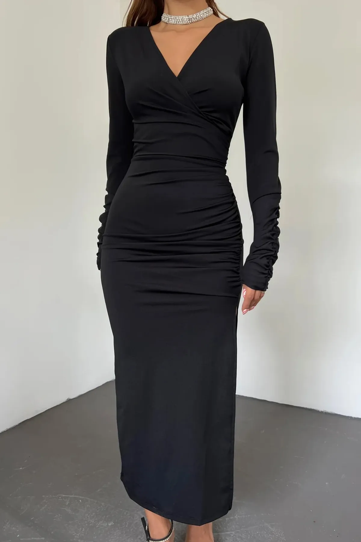 lovebox  Flexibles, tauchertaugliches Stoff-Midi-Abendkleid in Schwarz mit zweireihigem Halsausschnitt, Schlitzdetails, langen Ärmeln und 6031