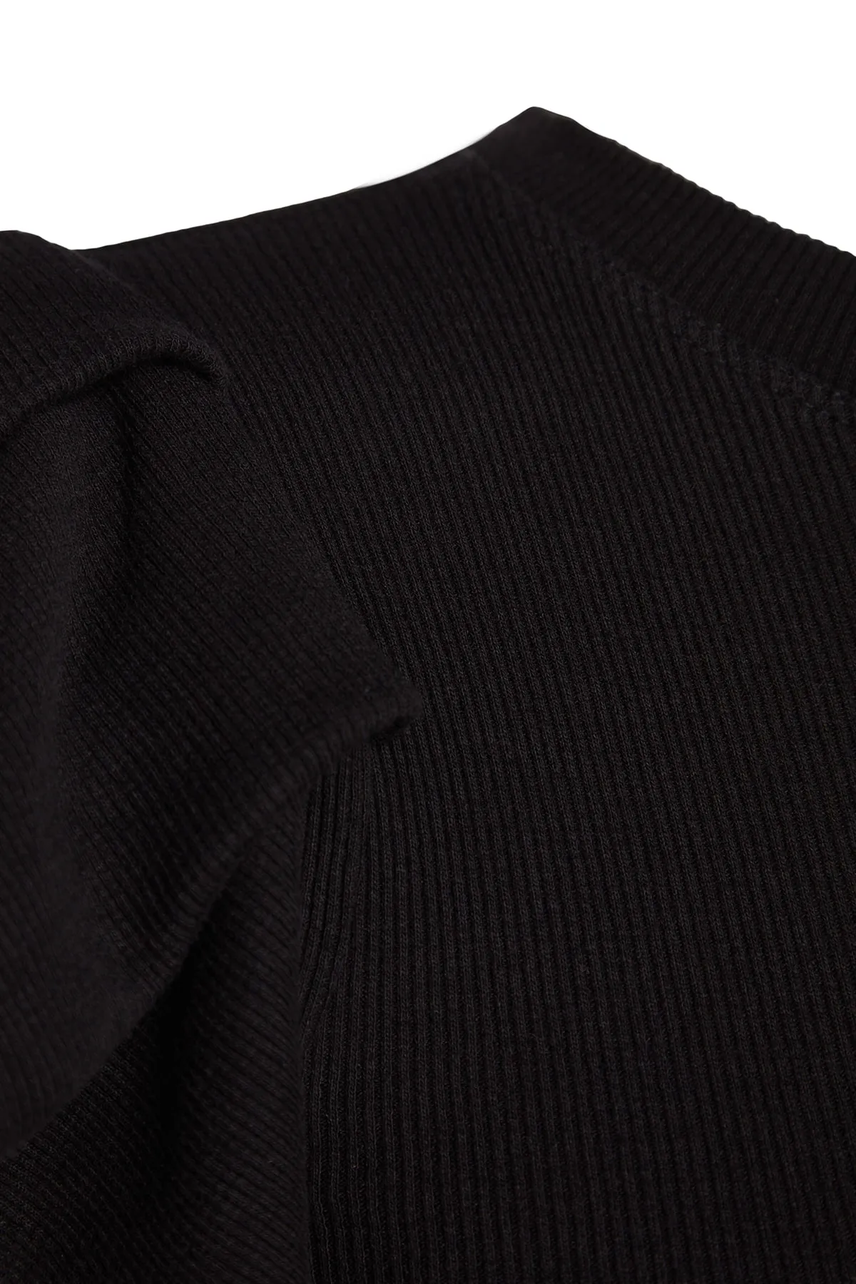 Trendyol Collection  Schwarzes, figurbetontes Midi-Bleistiftkleid aus flexiblem Strick mit gerippten Ärmeln und Volant TWOSS23EL01708