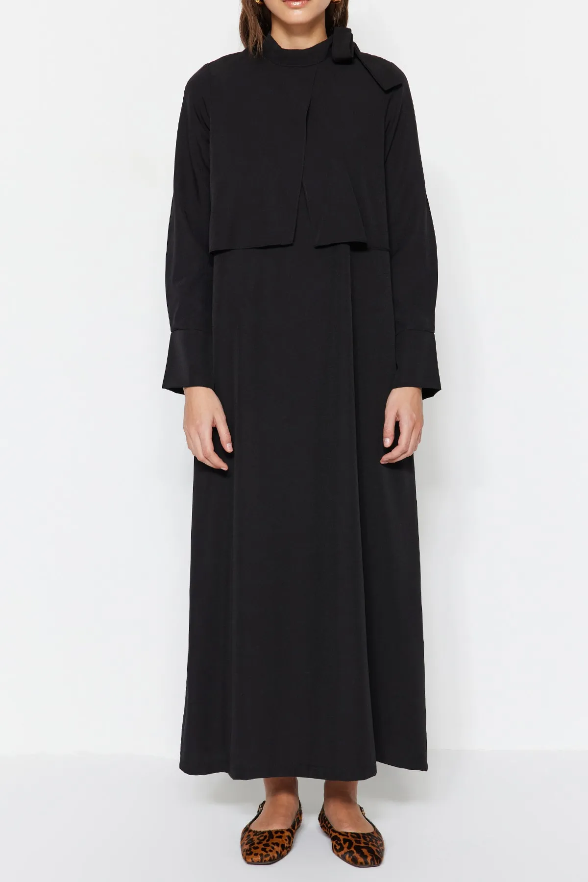 Trendyol Modest  Schwarzes gewebtes Kleid mit Kragen und Krawattendetails TCTSS23EB00283