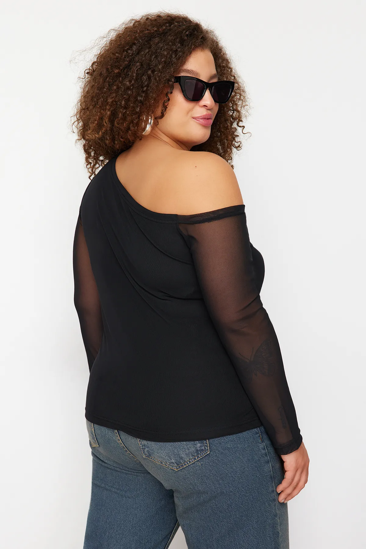 Trendyol Curve  Schwarze, mit Tüll gefütterte Strickbluse mit asymmetrischem Kragen TBSSS24AF00025