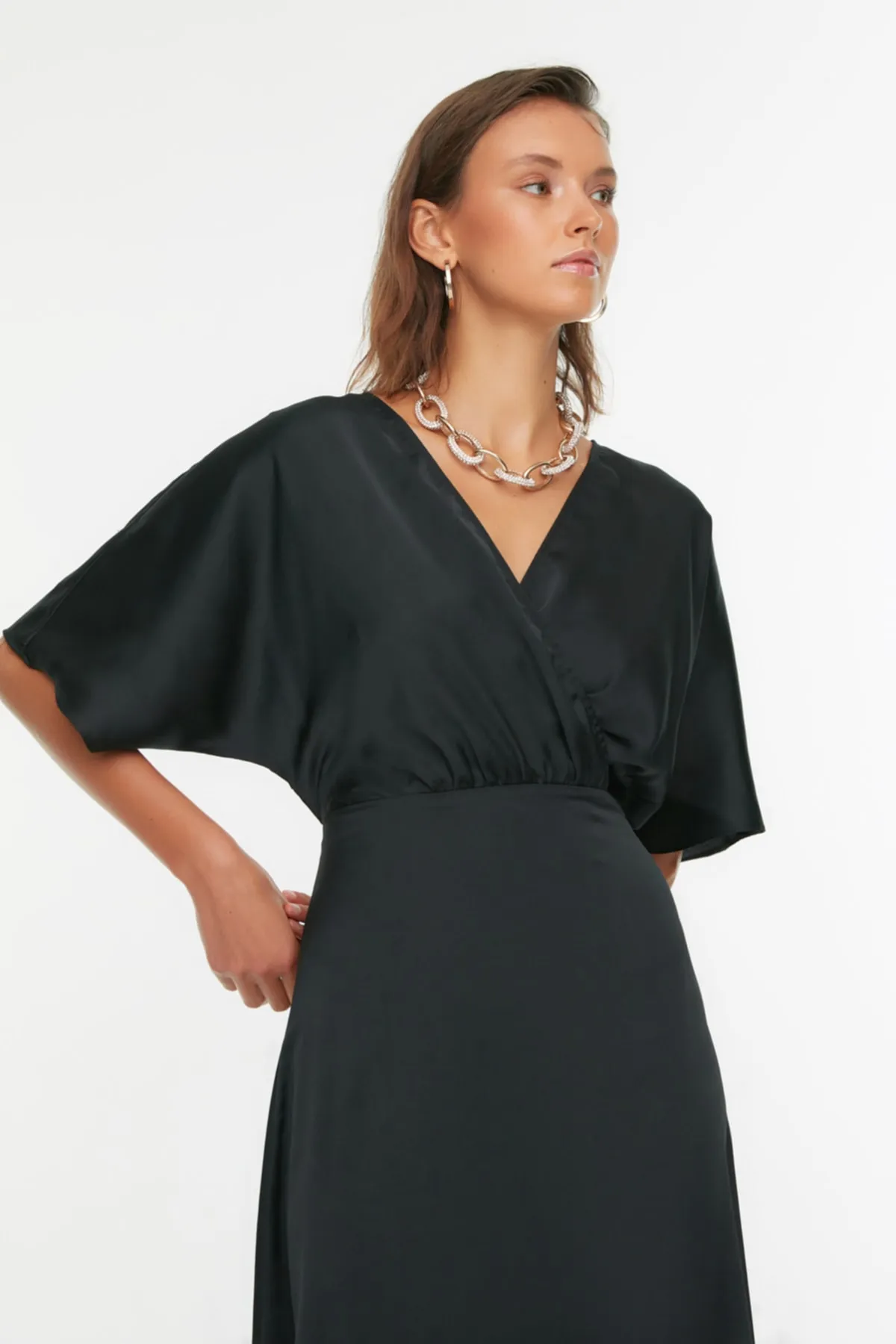 Trendyol Collection  Schwarzes langes Abendkleid aus gewebtem Satin mit Taillenöffnung/Skater-Ausschnitt TPRSS22AE0076