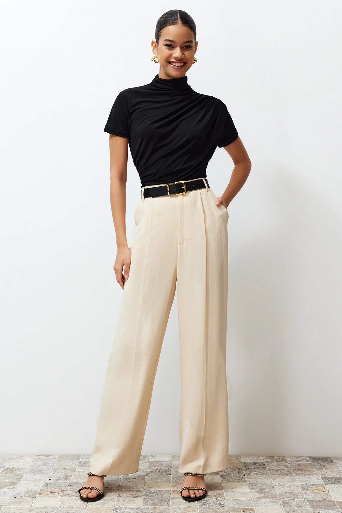 Trendyol Collection  Schwarze, taillierte/taillierte Kurzarm-Stretch-Strickbluse mit Stehkragen und Raffung TWOSS24BZ00426