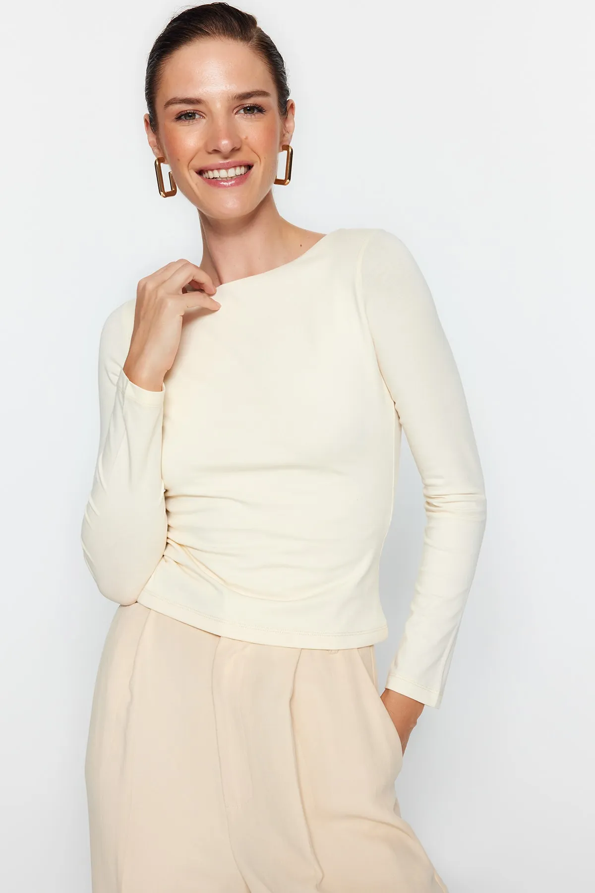 Trendyol Collection  Eng anliegende, dehnbare Strickbluse aus steinfarbener, dehnbarer Baumwolle mit U-Boot-Ausschnitt TWOAW24BZ00166