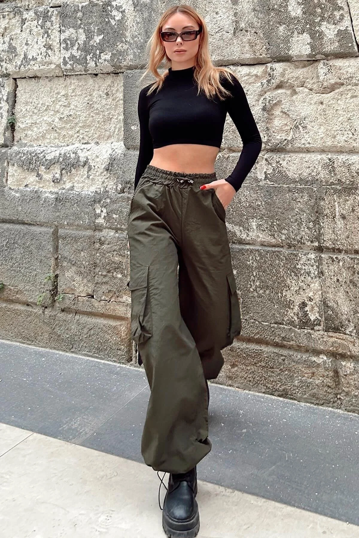 Swist  Khakifarbene Fallschirmhose für Damen mit Ballon-Cargo-Tasche und detaillierten Details