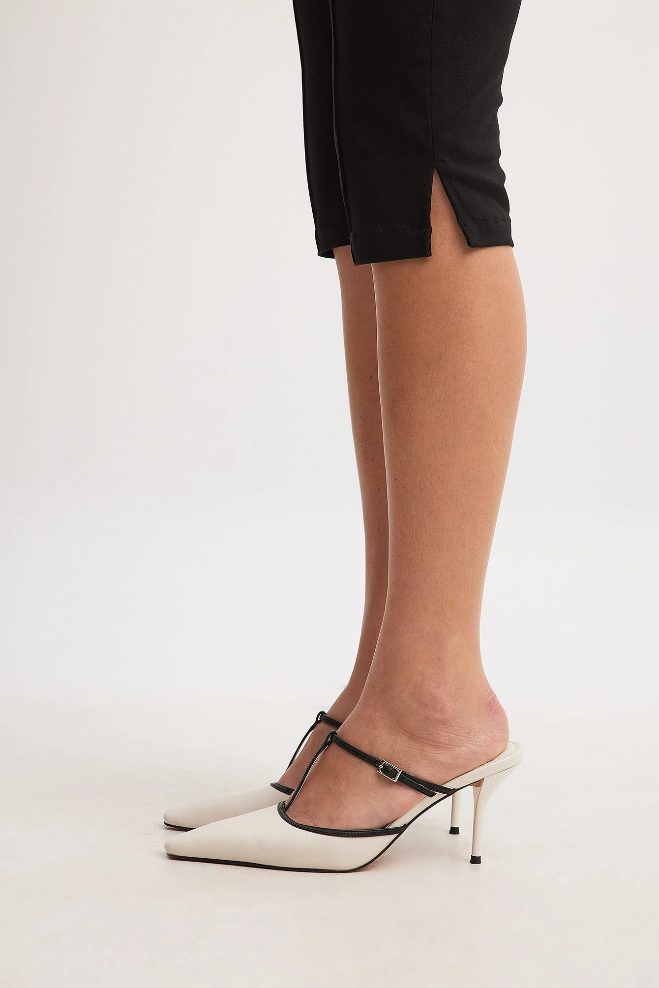 Absatzschuhe mit kontrastreicher Spitze