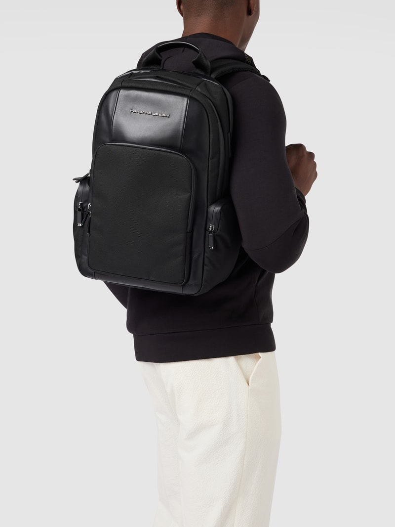 Rucksack mit Reißverschlusstaschen in schwarz