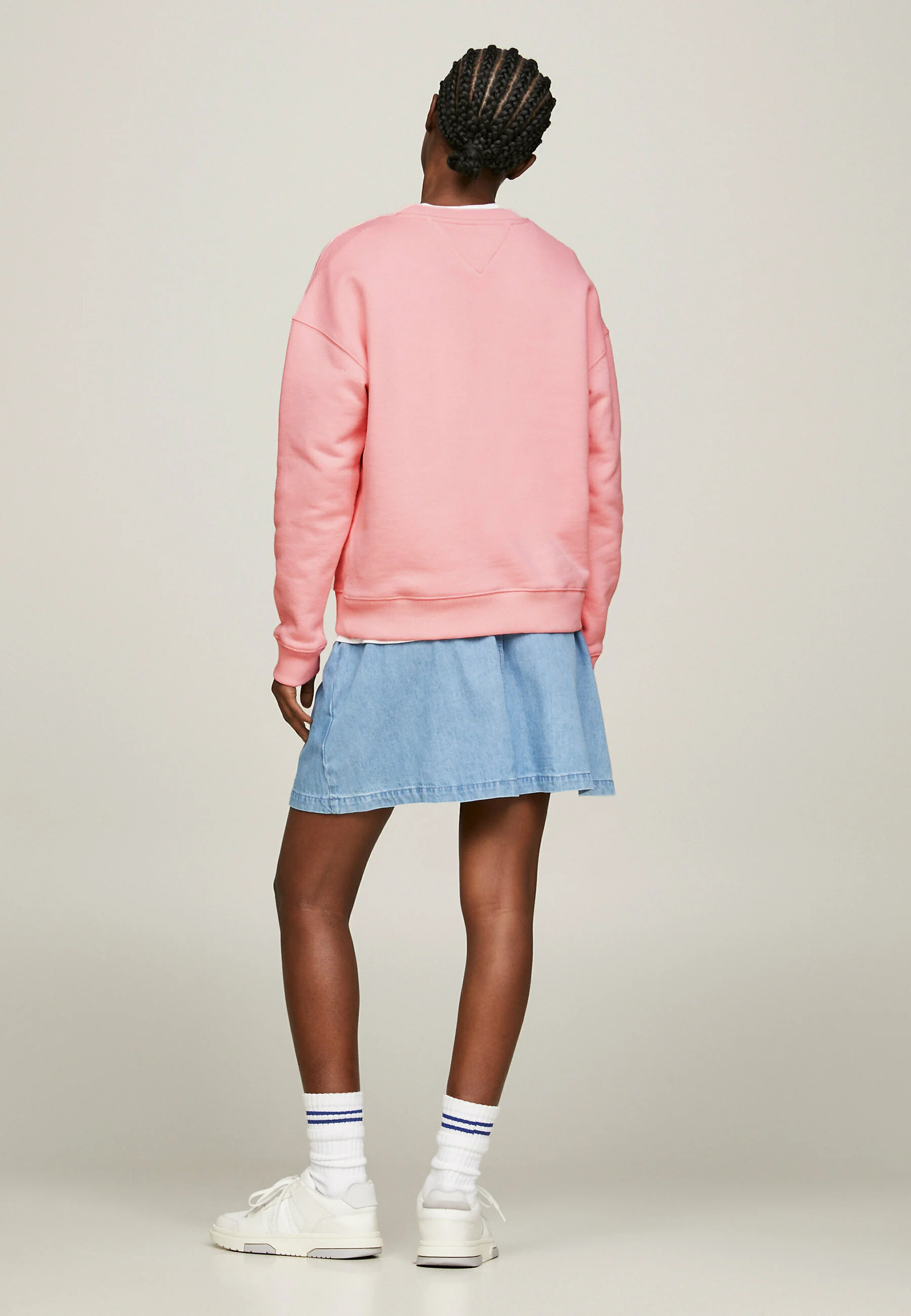 Sudadera Tommy Jeans con cuello redondo y estampado de bandera